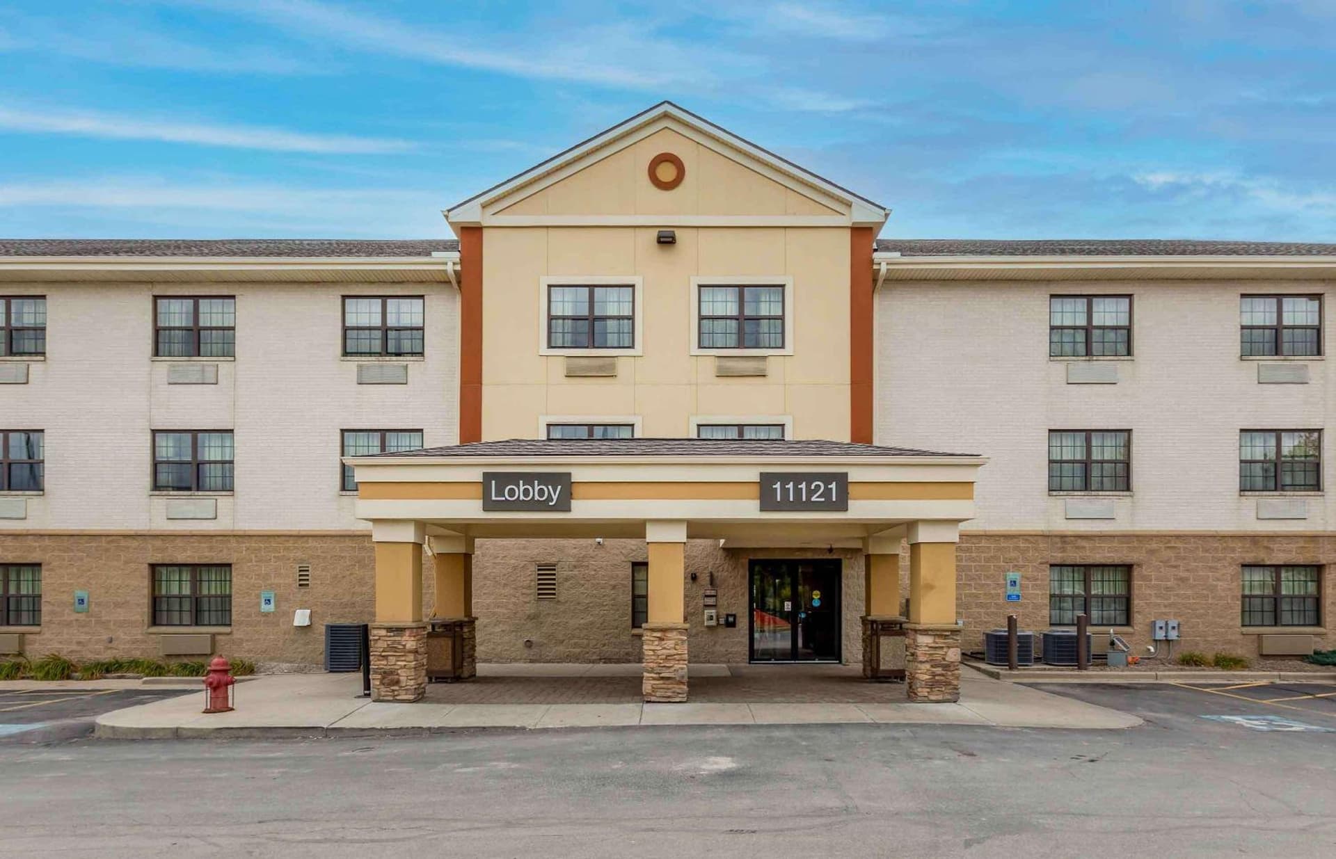 Extended Stay America Select Suites - Milwaukee - Wauwatosa interior in Wauwatosa, WI — gallery photo 2