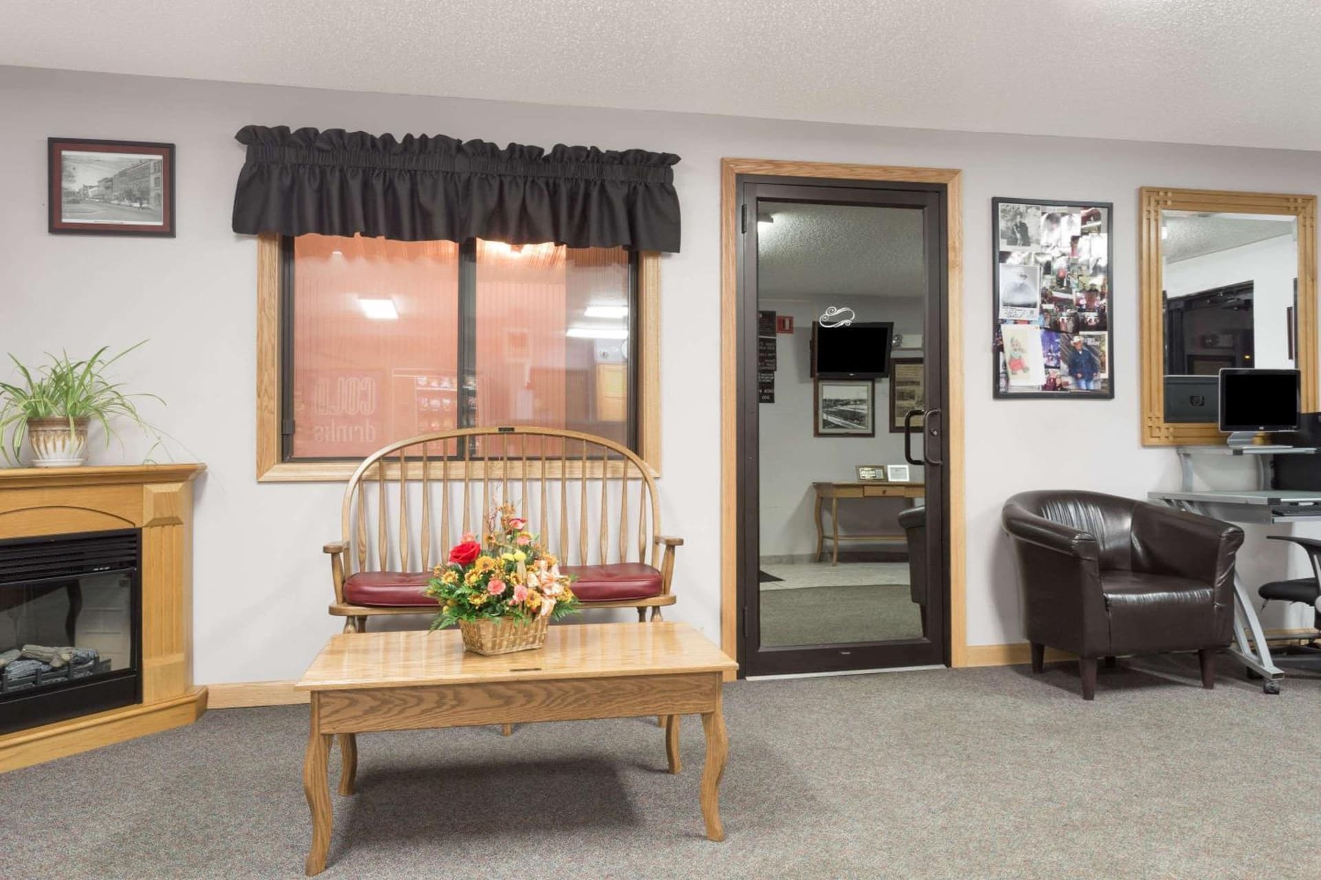 Super 8 by Wyndham Gallipolis Pt Pleasant Area interior in Gallipolis, OH — gallery photo 2