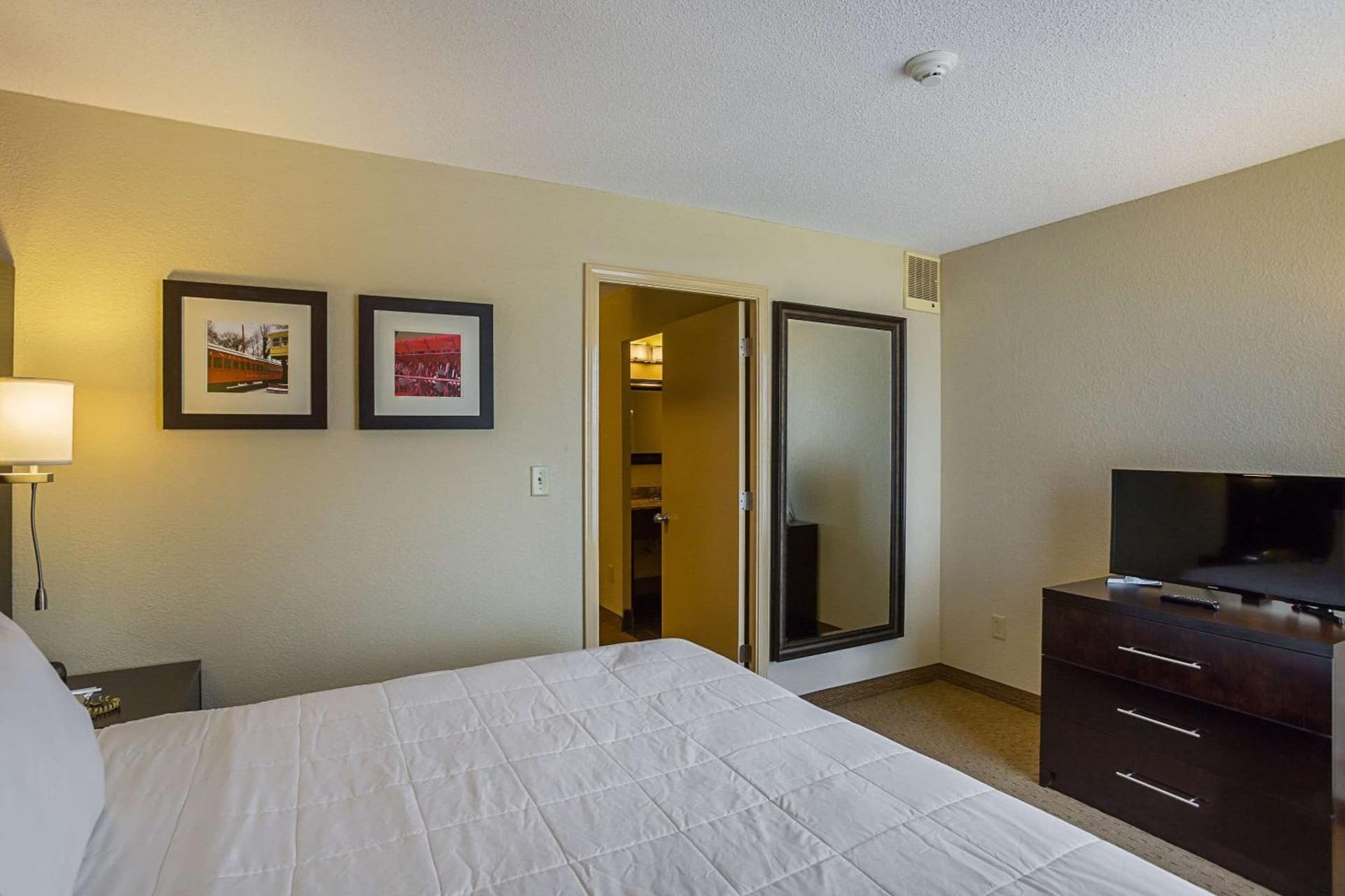 Clarion Inn & Suites Evansville Eastland Area gallery photo in Evansville, IN — image 9