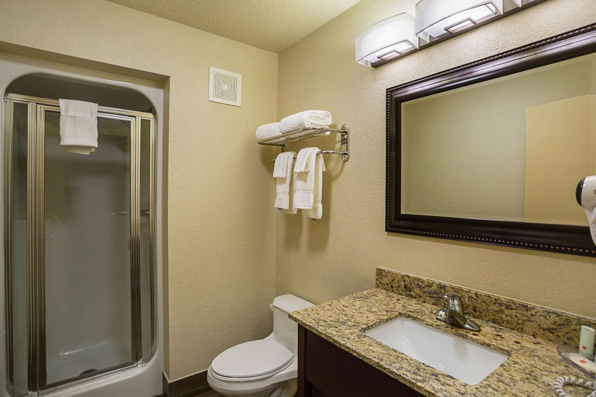 Clarion Inn & Suites Evansville Eastland Area gallery photo in Evansville, IN — image 21