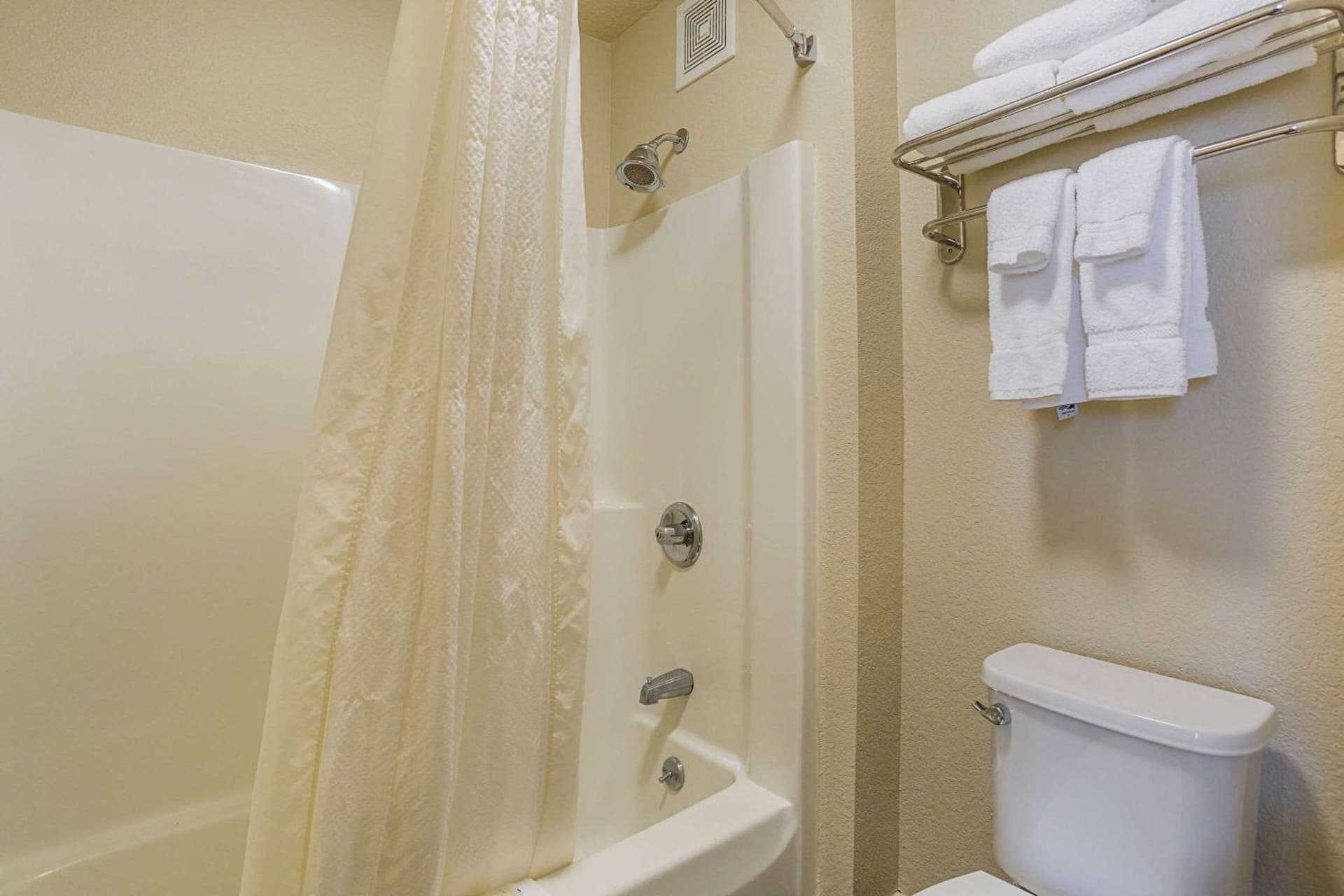 Clarion Inn & Suites Evansville Eastland Area gallery photo in Evansville, IN — image 29