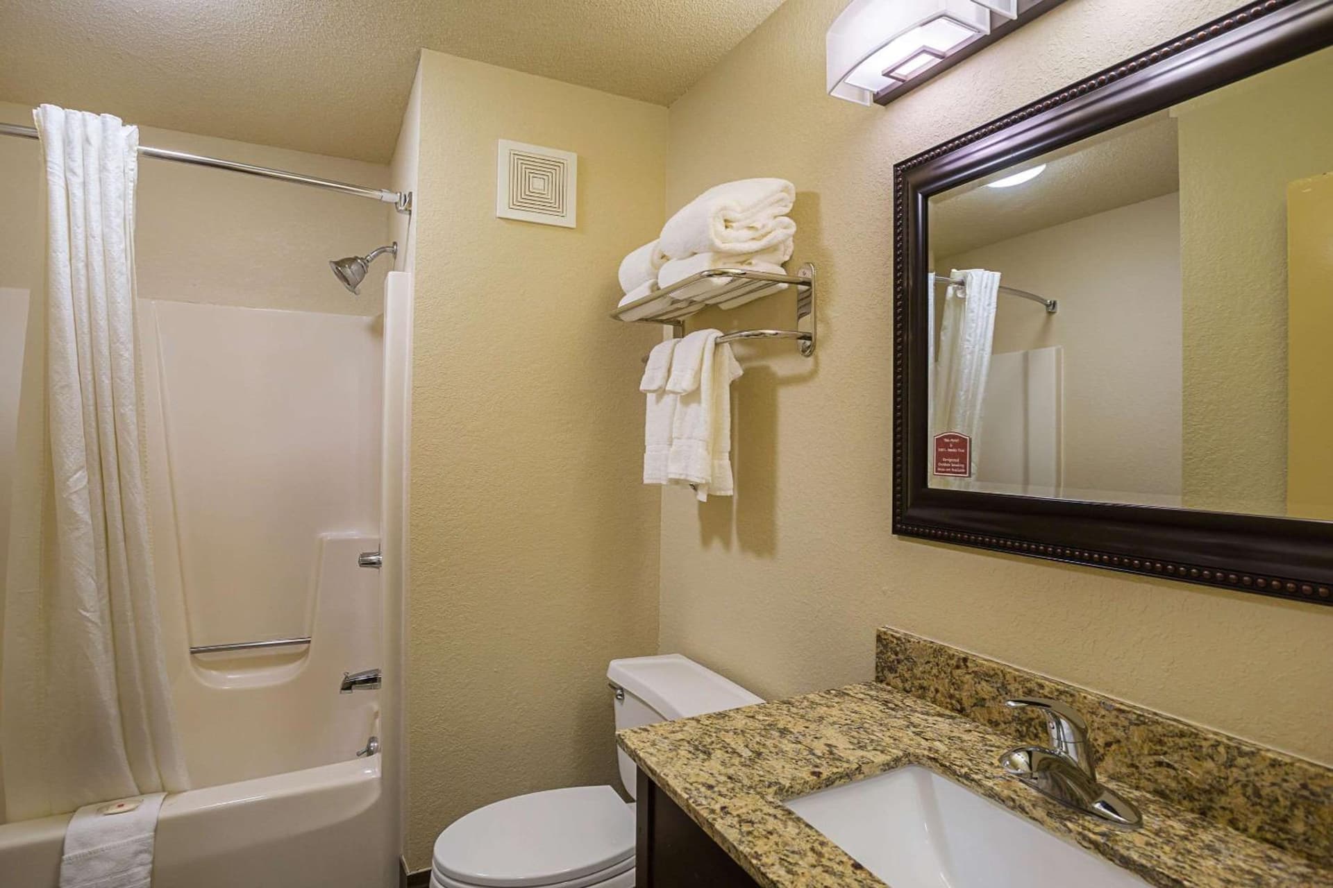 Clarion Inn & Suites Evansville Eastland Area gallery photo in Evansville, IN — image 36