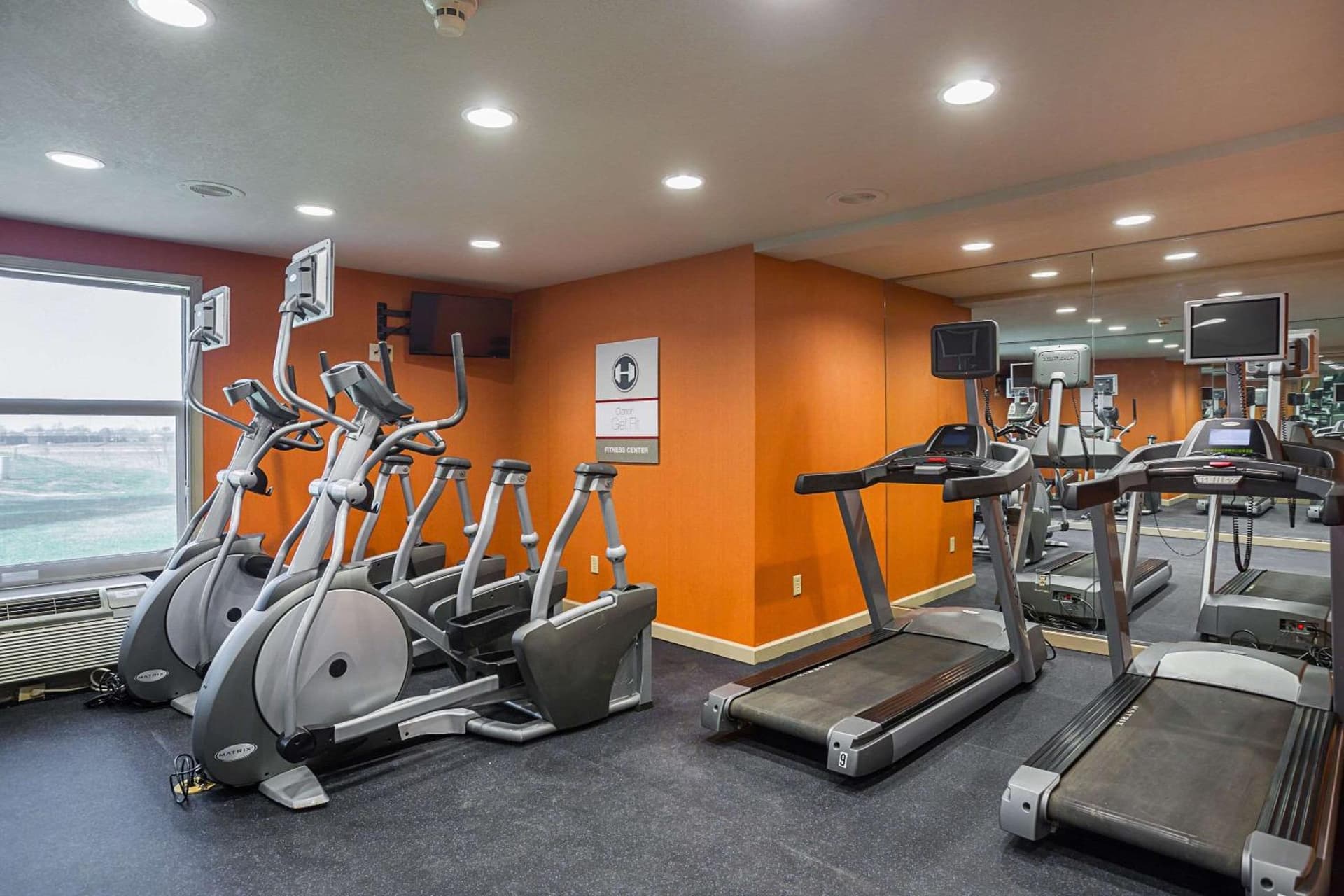 Clarion Inn & Suites Evansville Eastland Area gallery photo in Evansville, IN — image 5