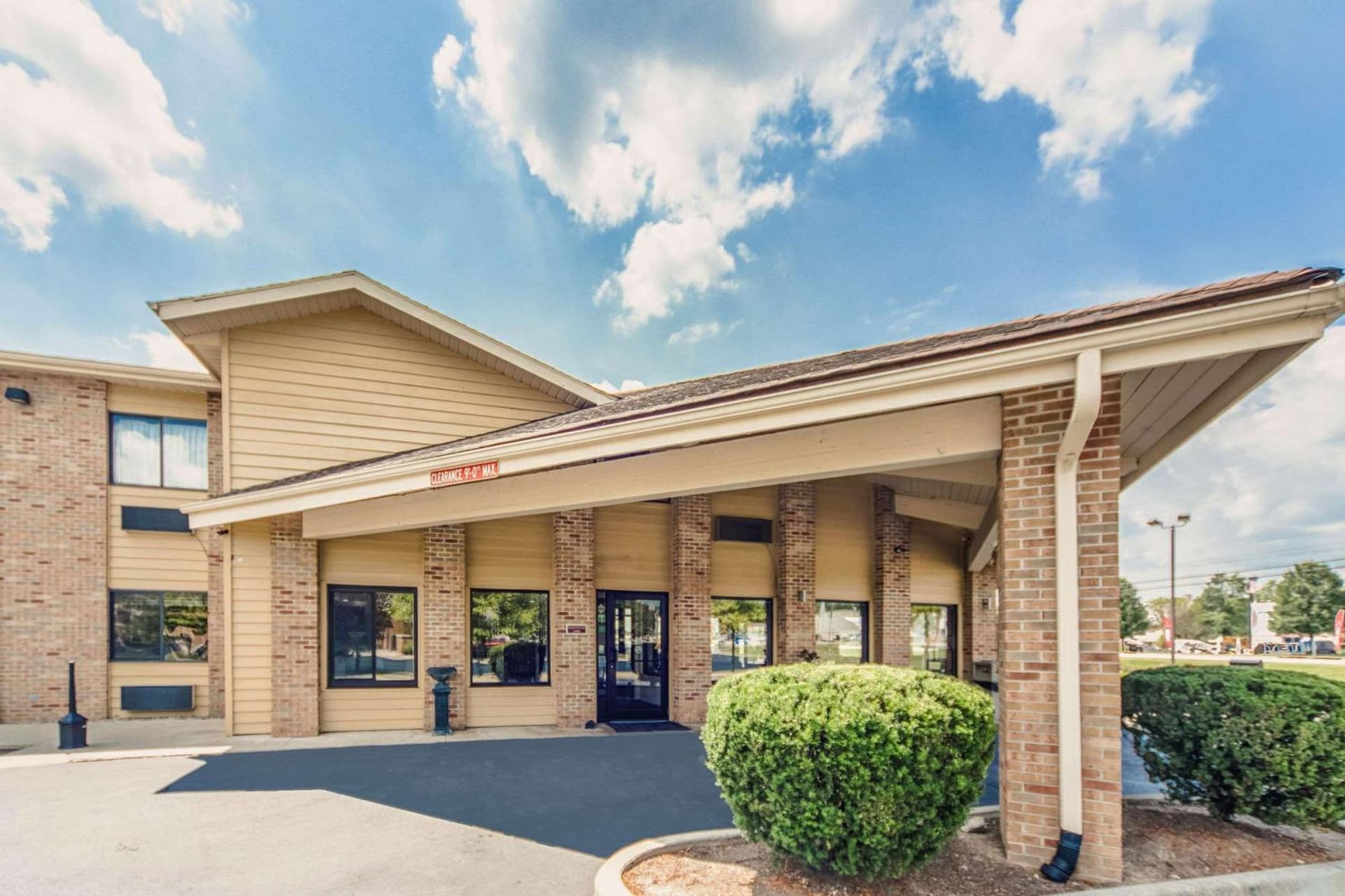 Quality Inn Decatur near US-224 interior in Decatur, IN — gallery photo 2