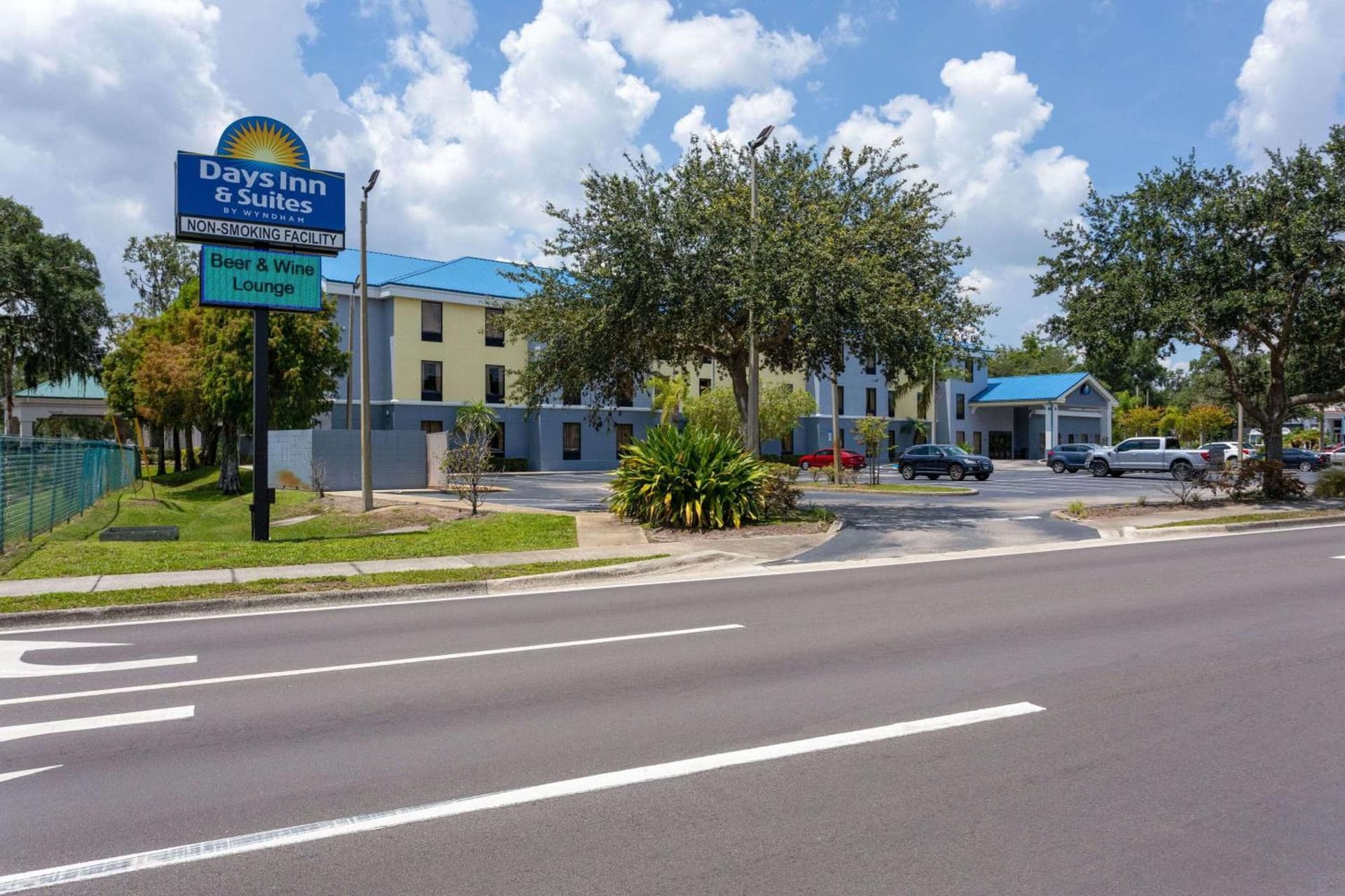 Days Inn & Suites by Wyndham Lakeland interior in Lakeland, FL — gallery photo 2