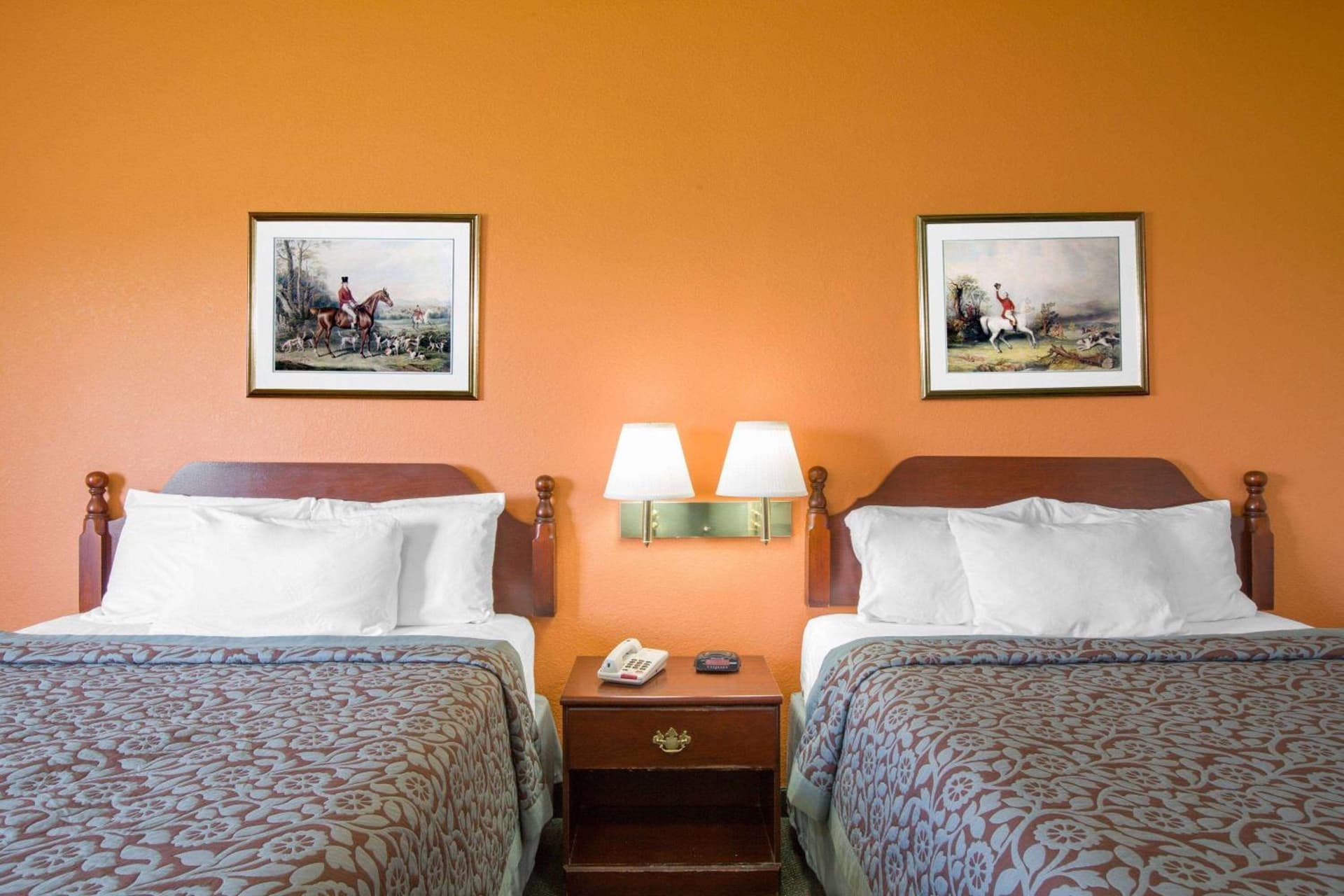 Days Inn by Wyndham Butler interior in Butler, MO — gallery photo 2