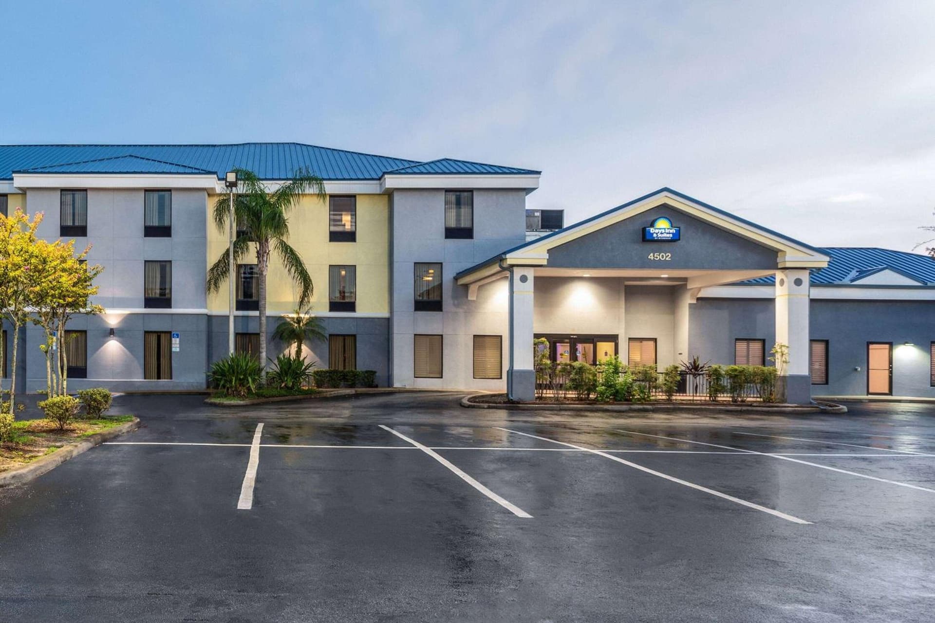 Days Inn & Suites by Wyndham Lakeland property views in Lakeland, FL — gallery photo 3
