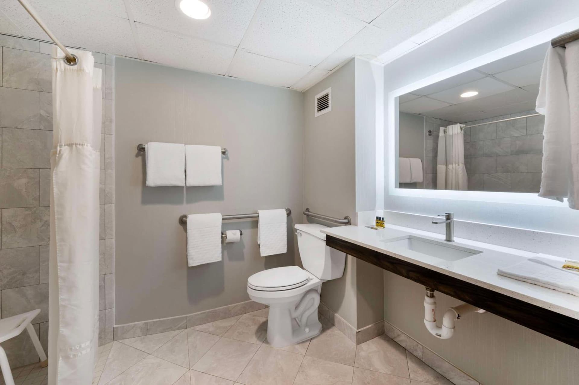 Best Western Plus Alexandria Fort Belvoir property views in Alexandria, VA — gallery photo 3