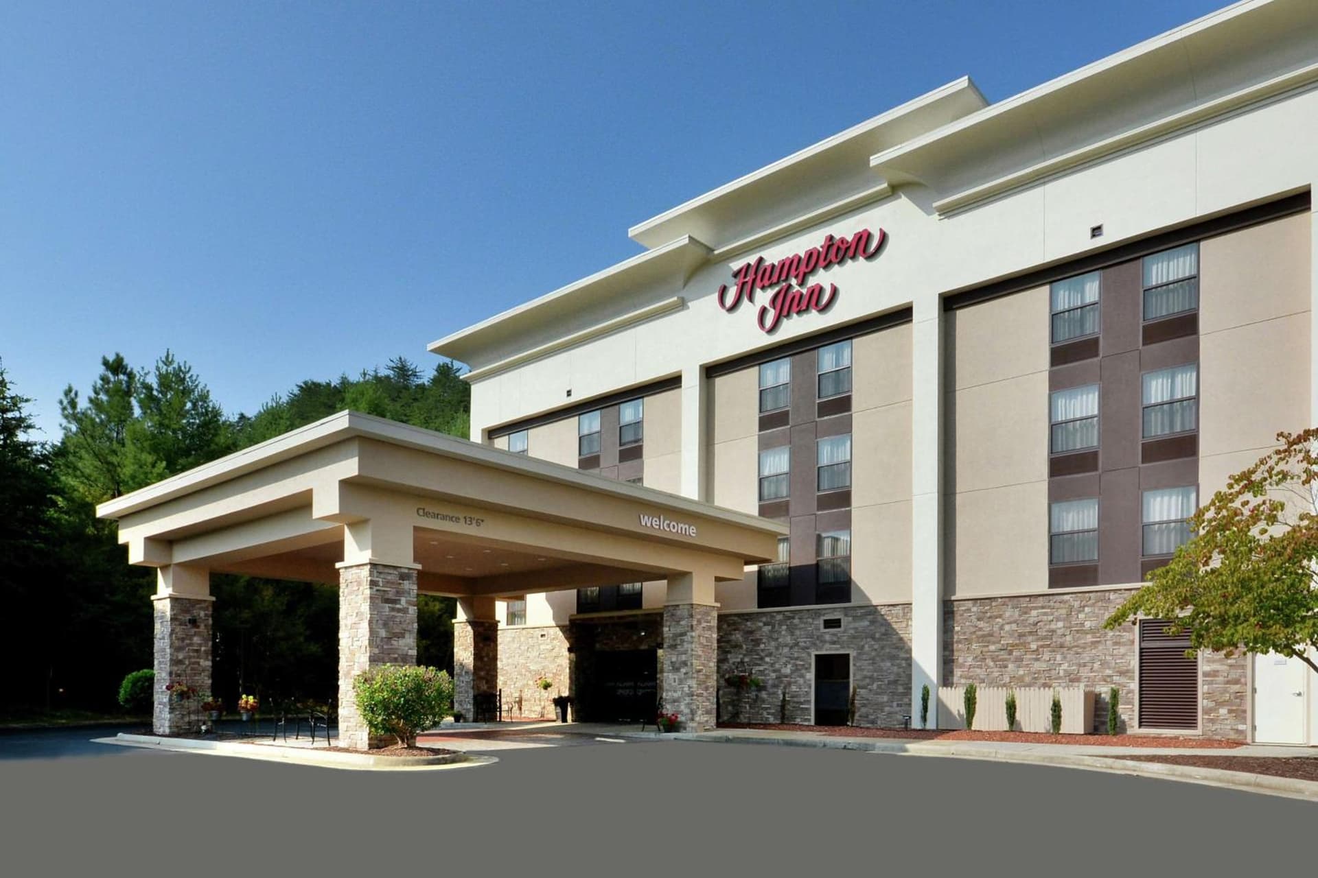 Hampton Inn Martinsville interior in Martinsville, VA — gallery photo 2
