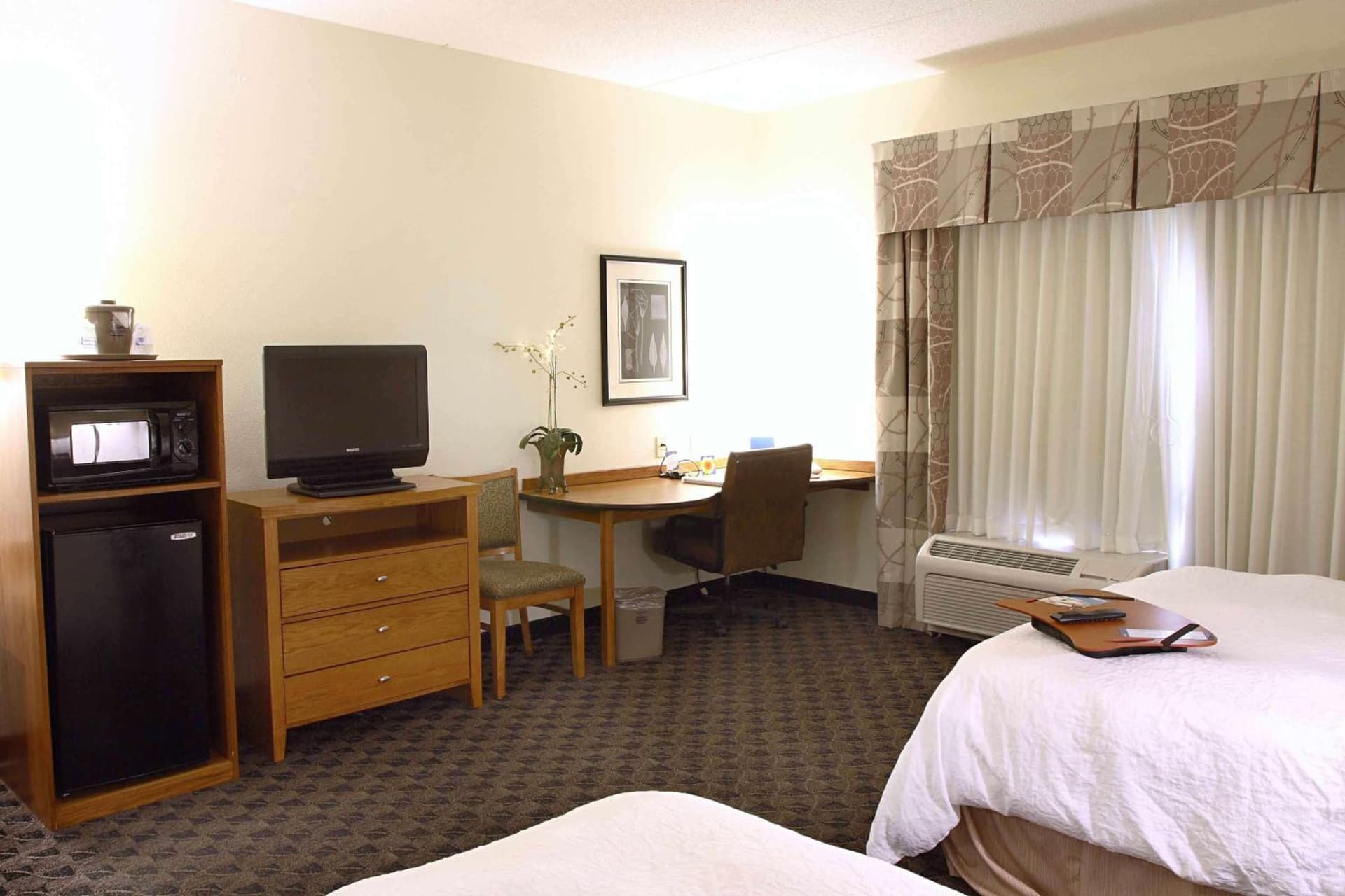 Hampton Inn & Suites Chesapeake-Square Mall interior in Chesapeake, VA — gallery photo 2