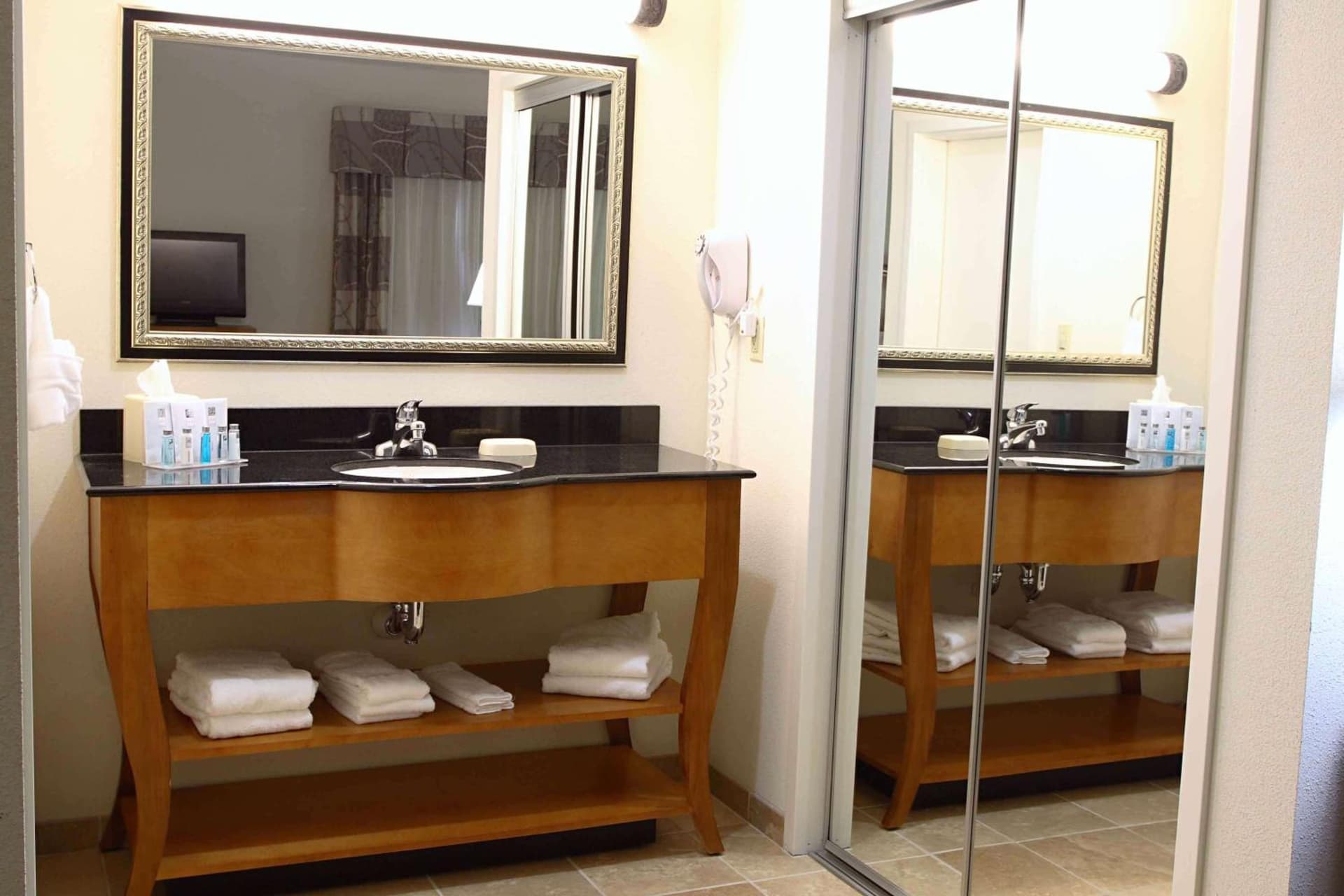 Hampton Inn & Suites Chesapeake-Square Mall gallery photo in Chesapeake, VA — image 17
