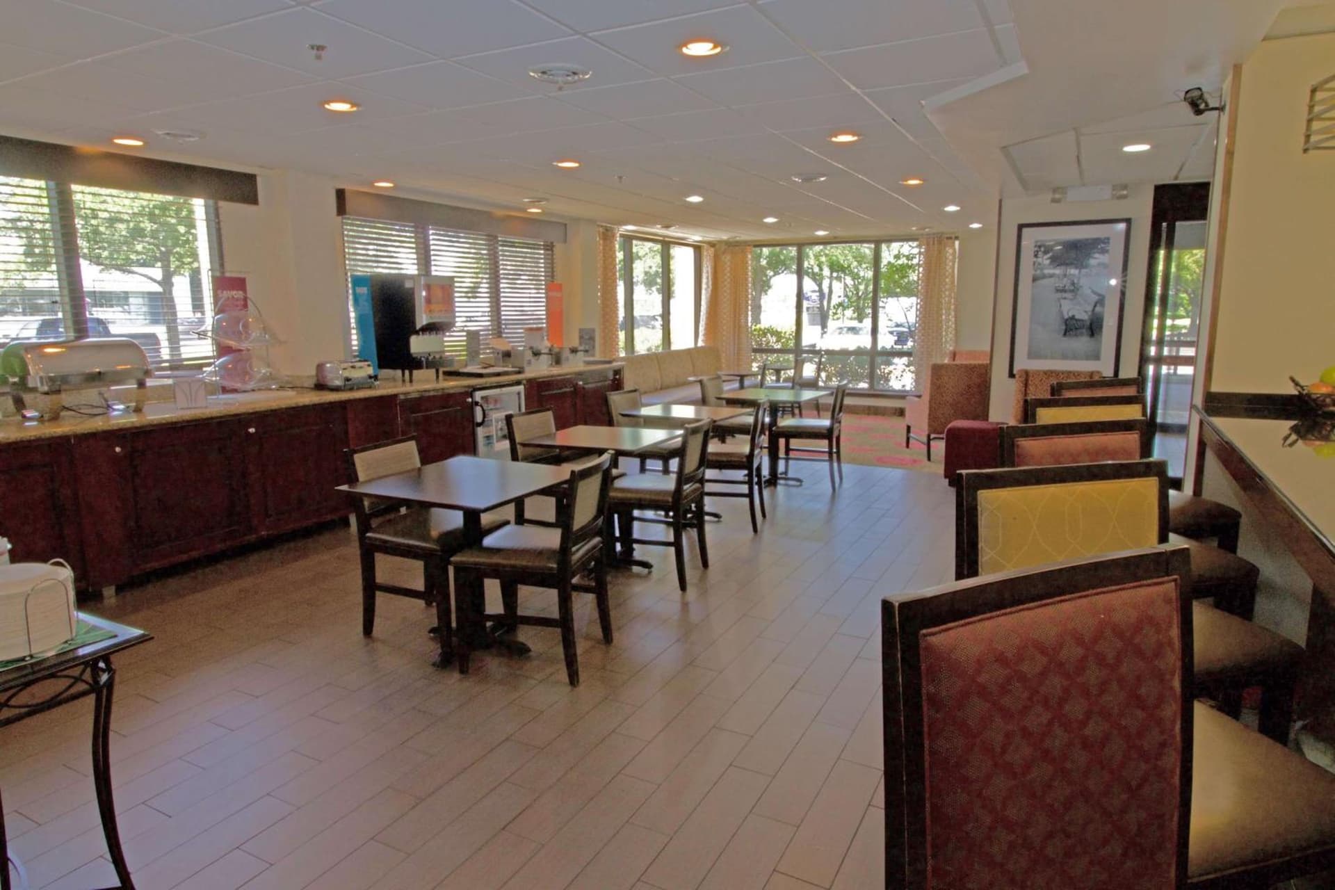 Hampton Inn Norfolk/Chesapeake - Greenbrier Area gallery photo in Chesapeake, VA — image 20