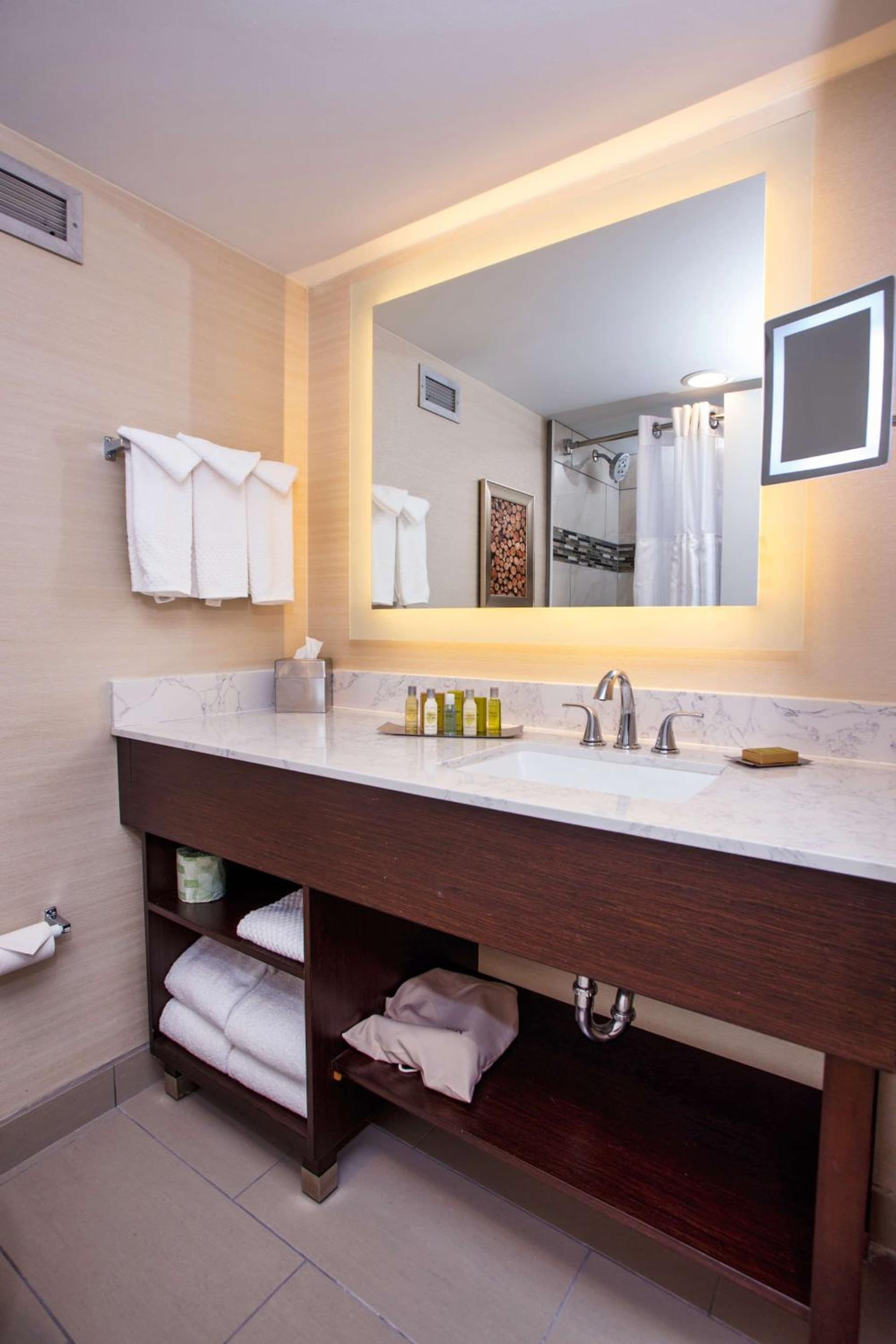 DoubleTree by Hilton Neenah interior in Neenah, WI — gallery photo 2