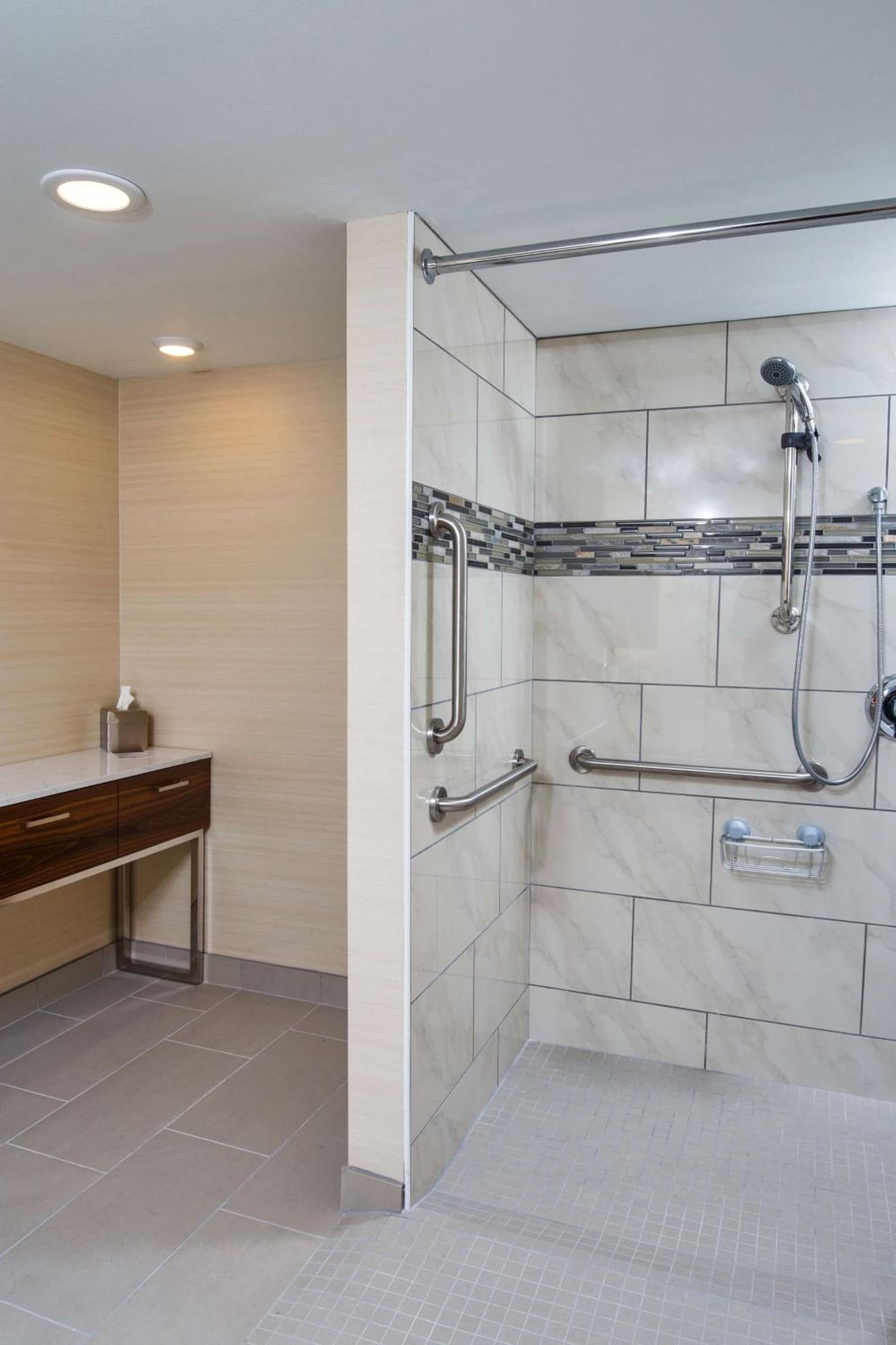 DoubleTree by Hilton Neenah gallery photo in Neenah, WI — image 23