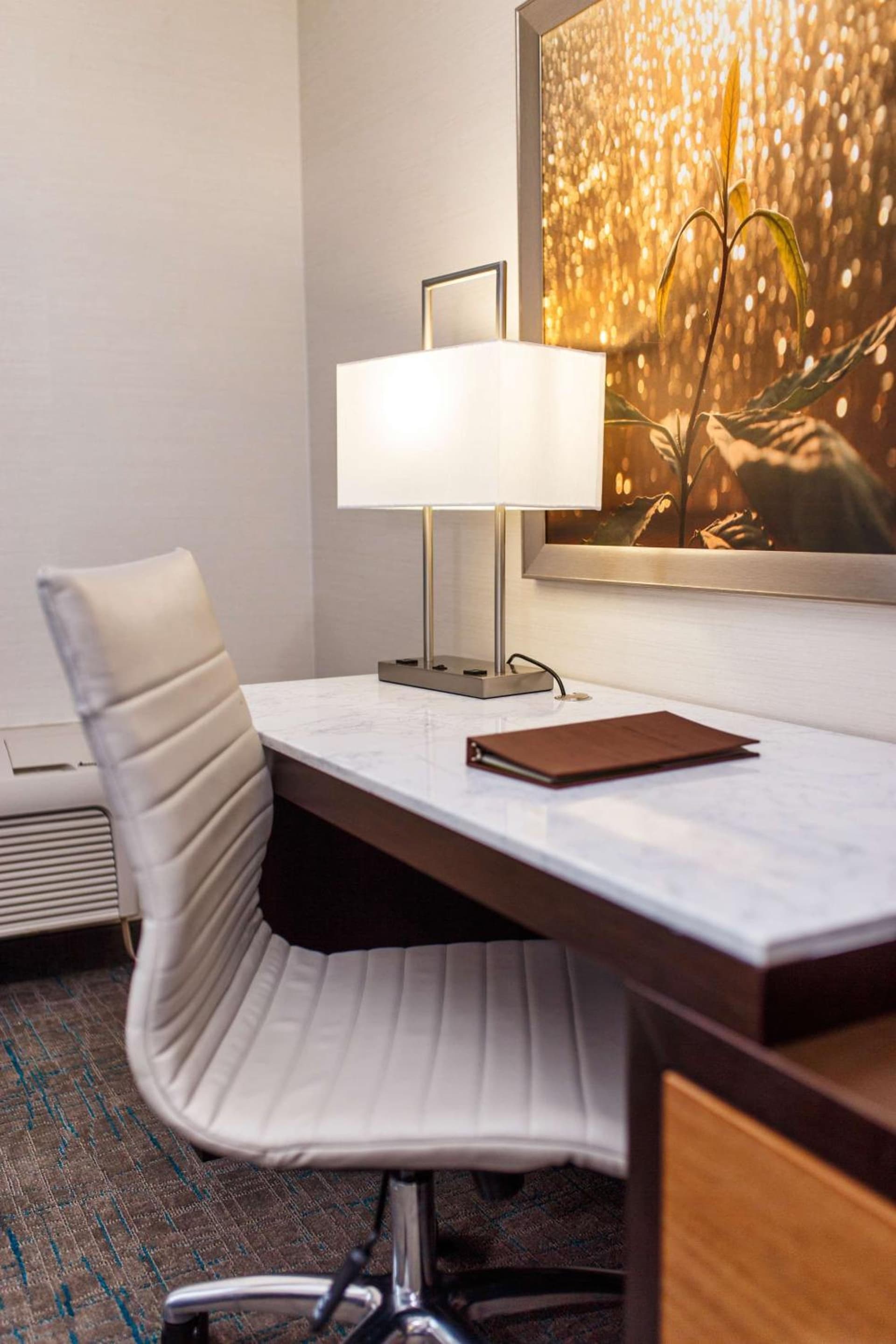 DoubleTree by Hilton Neenah gallery photo in Neenah, WI — image 17