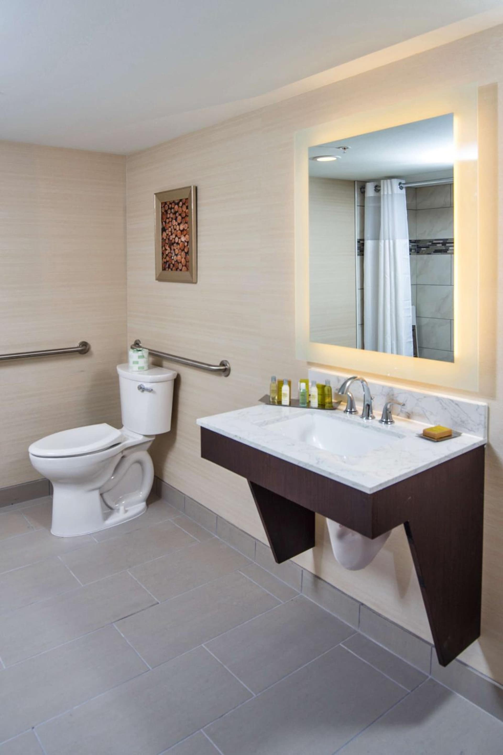 DoubleTree by Hilton Neenah gallery photo in Neenah, WI — image 14