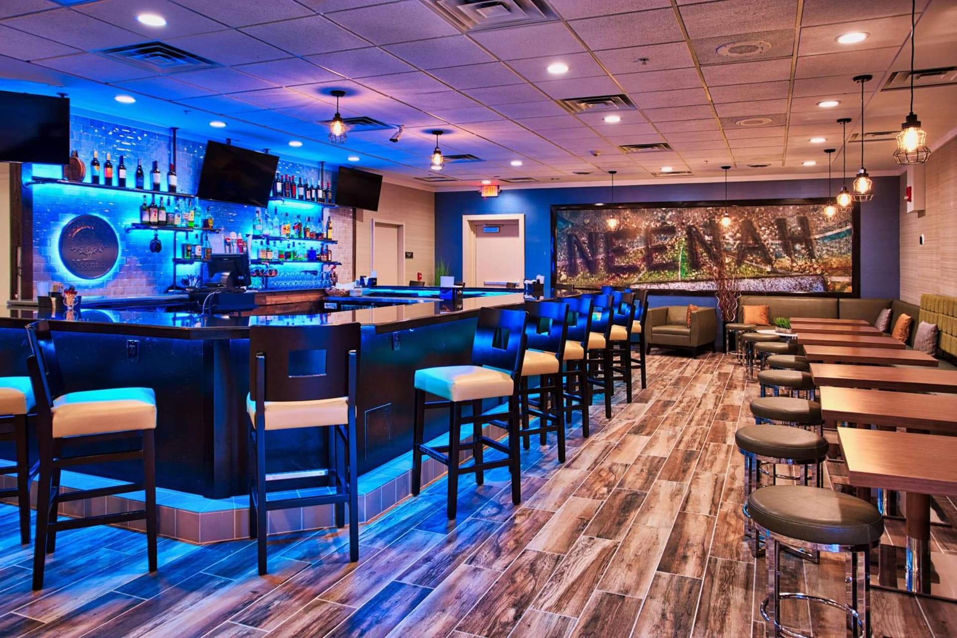 DoubleTree by Hilton Neenah interior in Neenah, WI — gallery photo 2