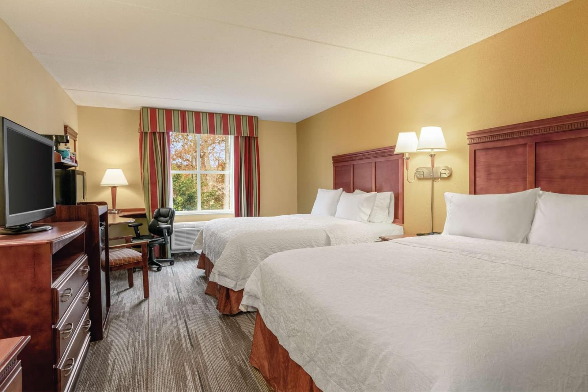Hampton Inn & Suites Williamsburg Historic District interior in Williamsburg, VA — gallery photo 2