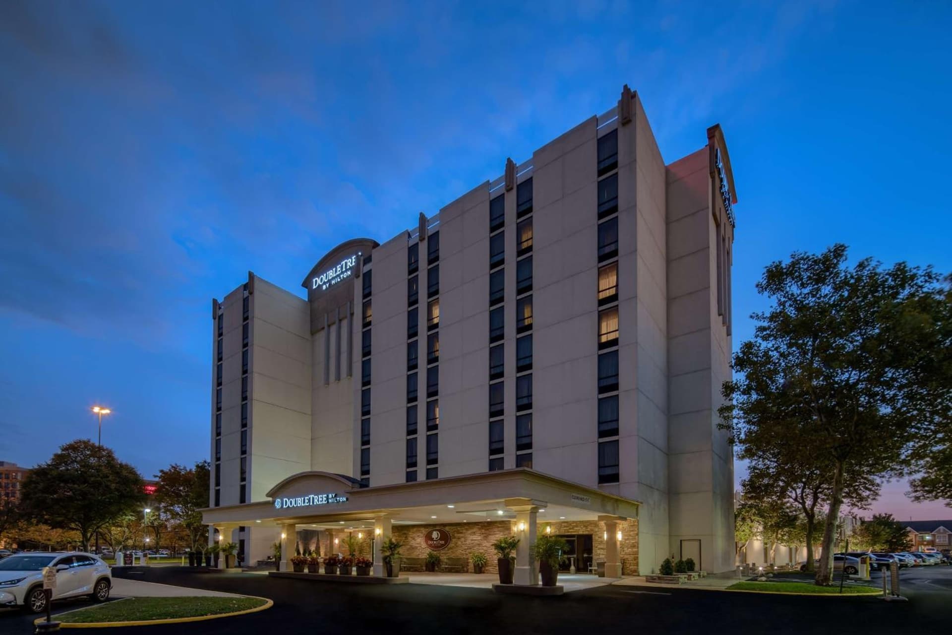 DoubleTree by Hilton Philadelphia Airport interior in Philadelphia, PA — gallery photo 2