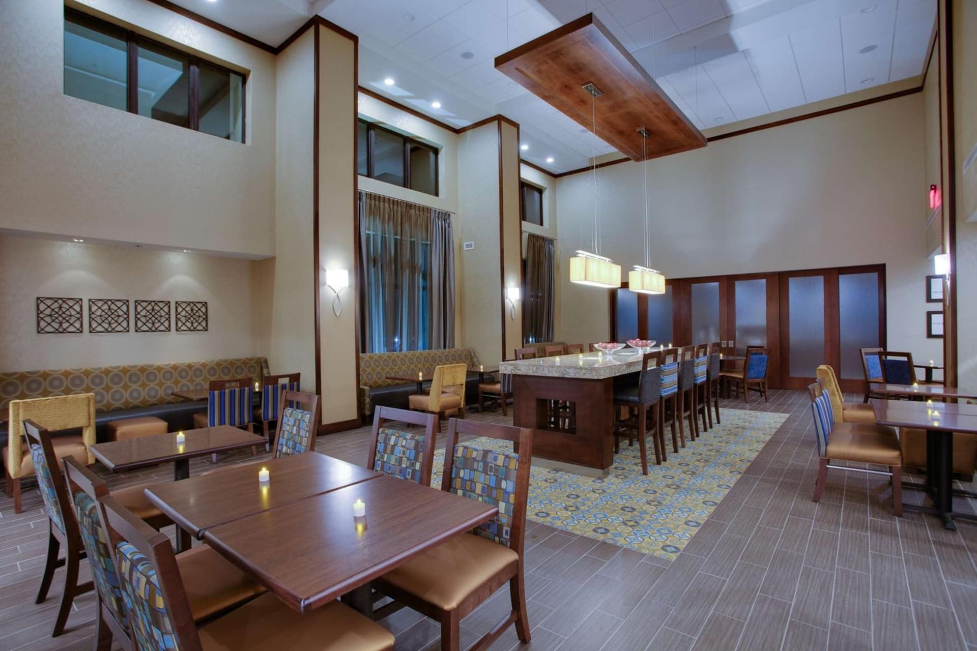 Hampton Inn & Suites Philadelphia/Bensalem interior in Bensalem, PA — gallery photo 2