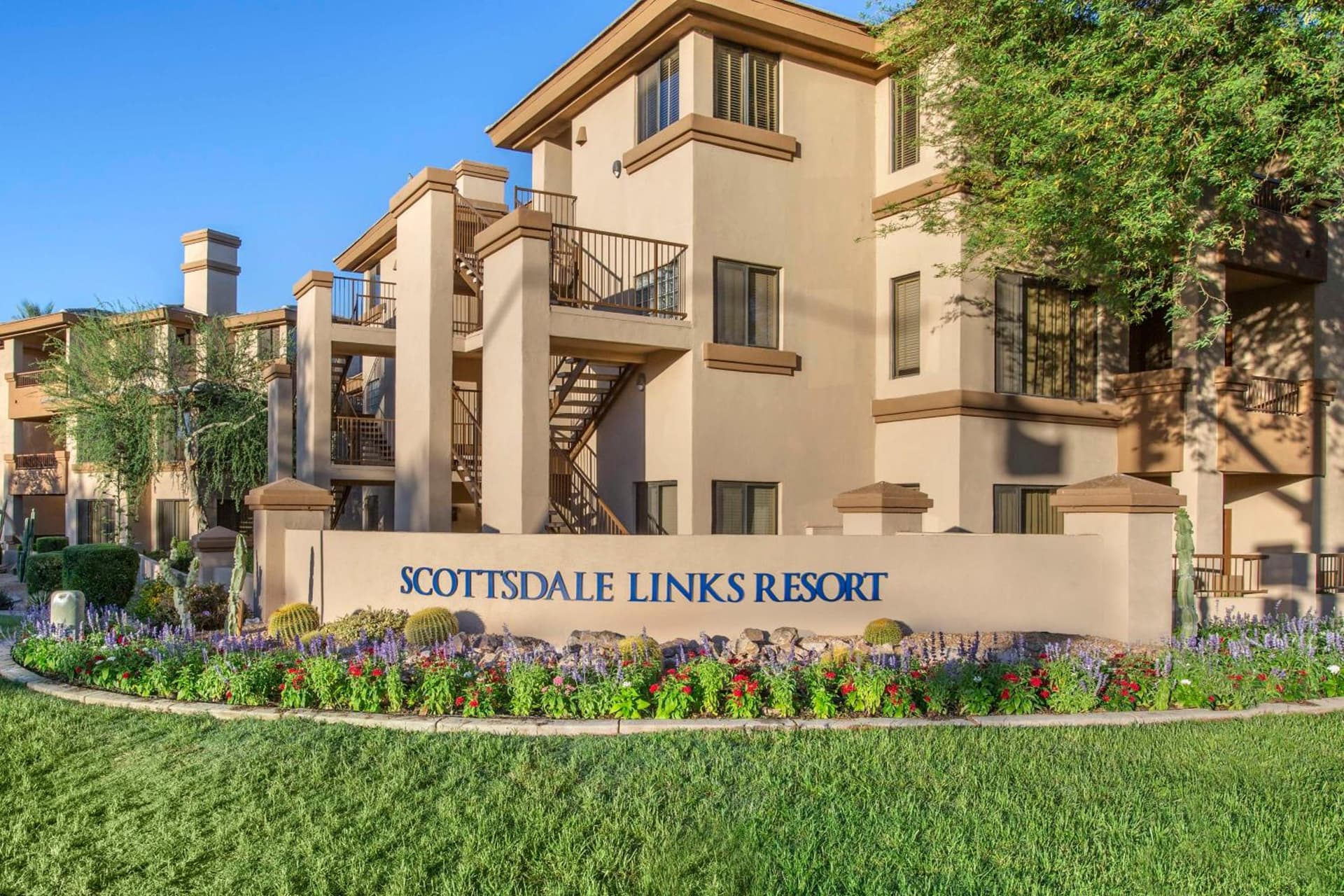 Hilton Vacation Club Scottsdale Links Resort featured exterior or lobby in Scottsdale, AZ — similar hotel