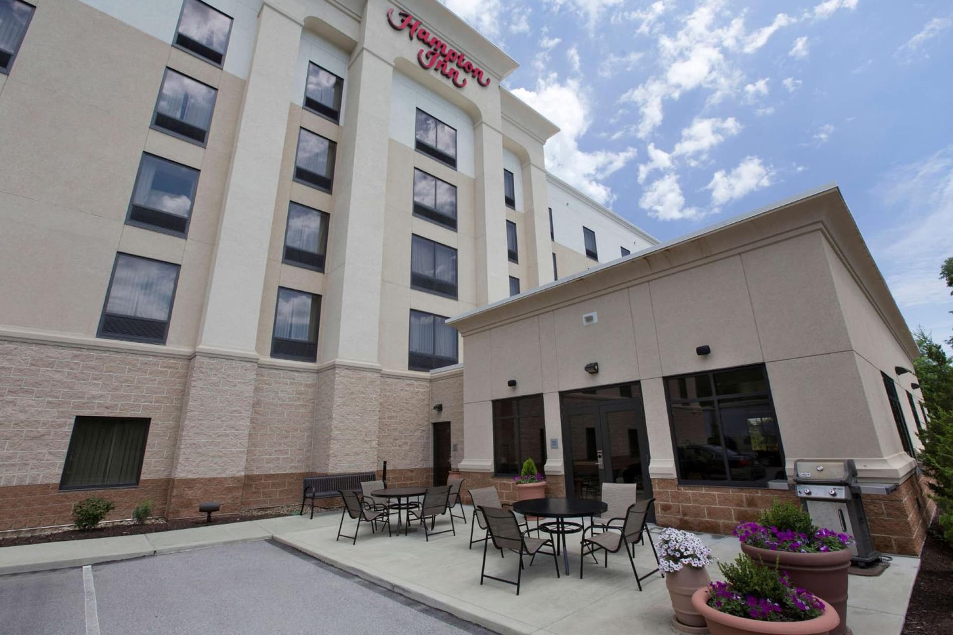 Hampton Inn Bridgeville interior in Bridgeville, PA — gallery photo 2