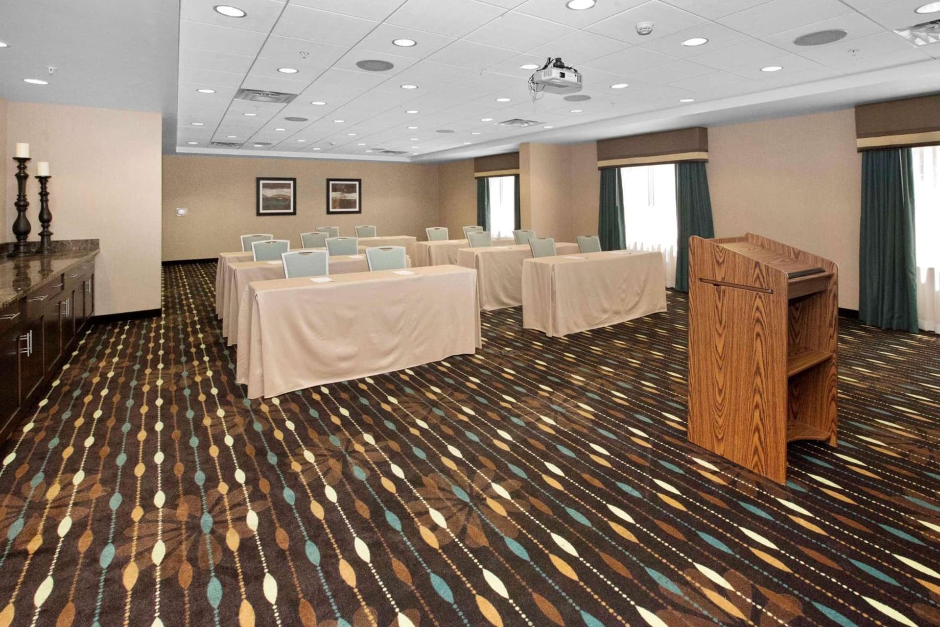 Hampton Inn Bridgeville gallery photo in Bridgeville, PA — image 11