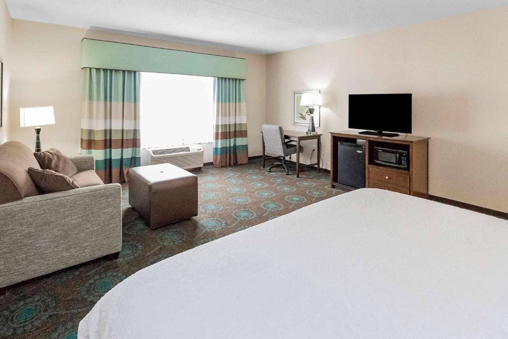Hampton Inn Bridgeville interior in Bridgeville, PA — gallery photo 2