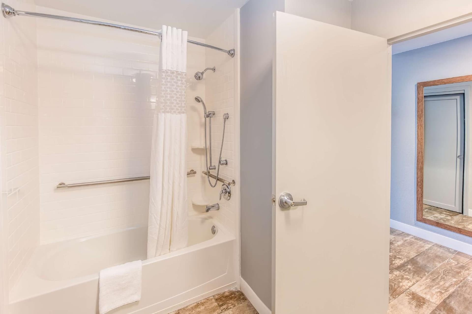 Hampton Inn Pensacola Beach gallery photo in Pensacola Beach, FL — image 12