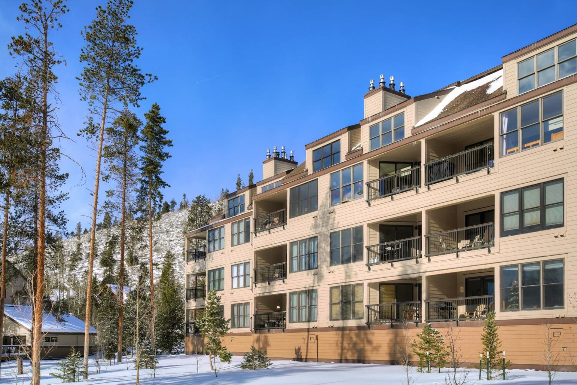 Aspen Ridge Condominiums by Vail Resorts interior in Keystone, CO — gallery photo 2