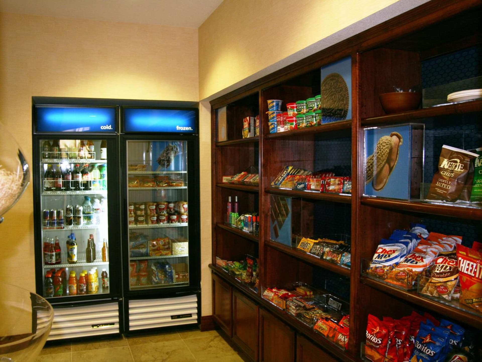 Hampton Inn & Suites Redding interior in Redding, CA — gallery photo 2
