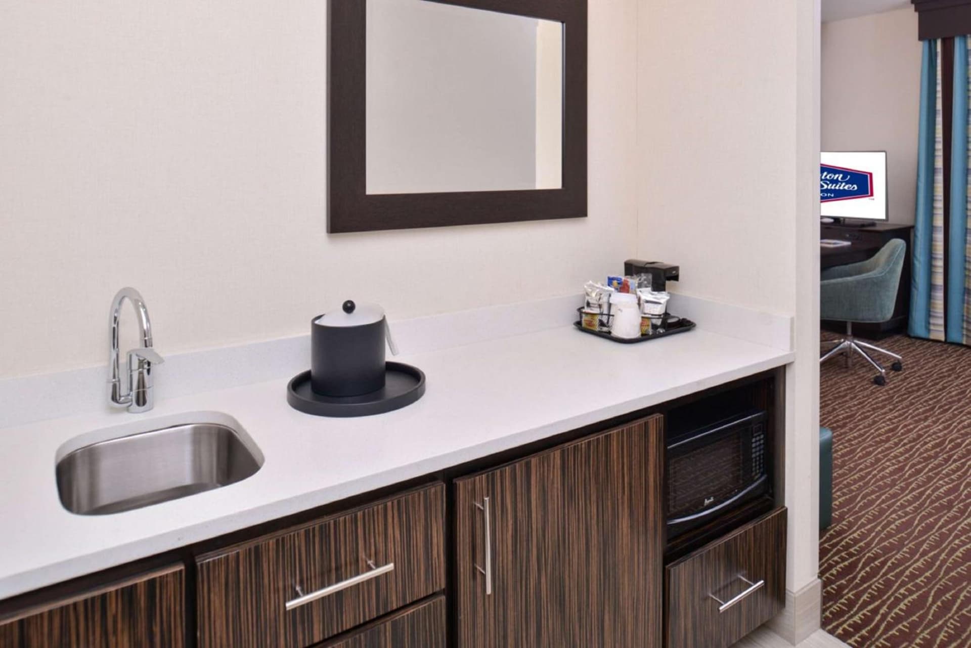 Hampton Inn & Suites Bend interior in Bend, OR — gallery photo 2