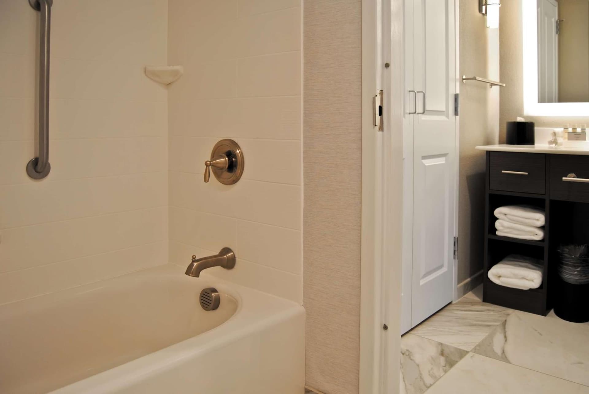 Homewood Suites by Hilton Raleigh Cary I-40 interior in Cary, NC — gallery photo 2