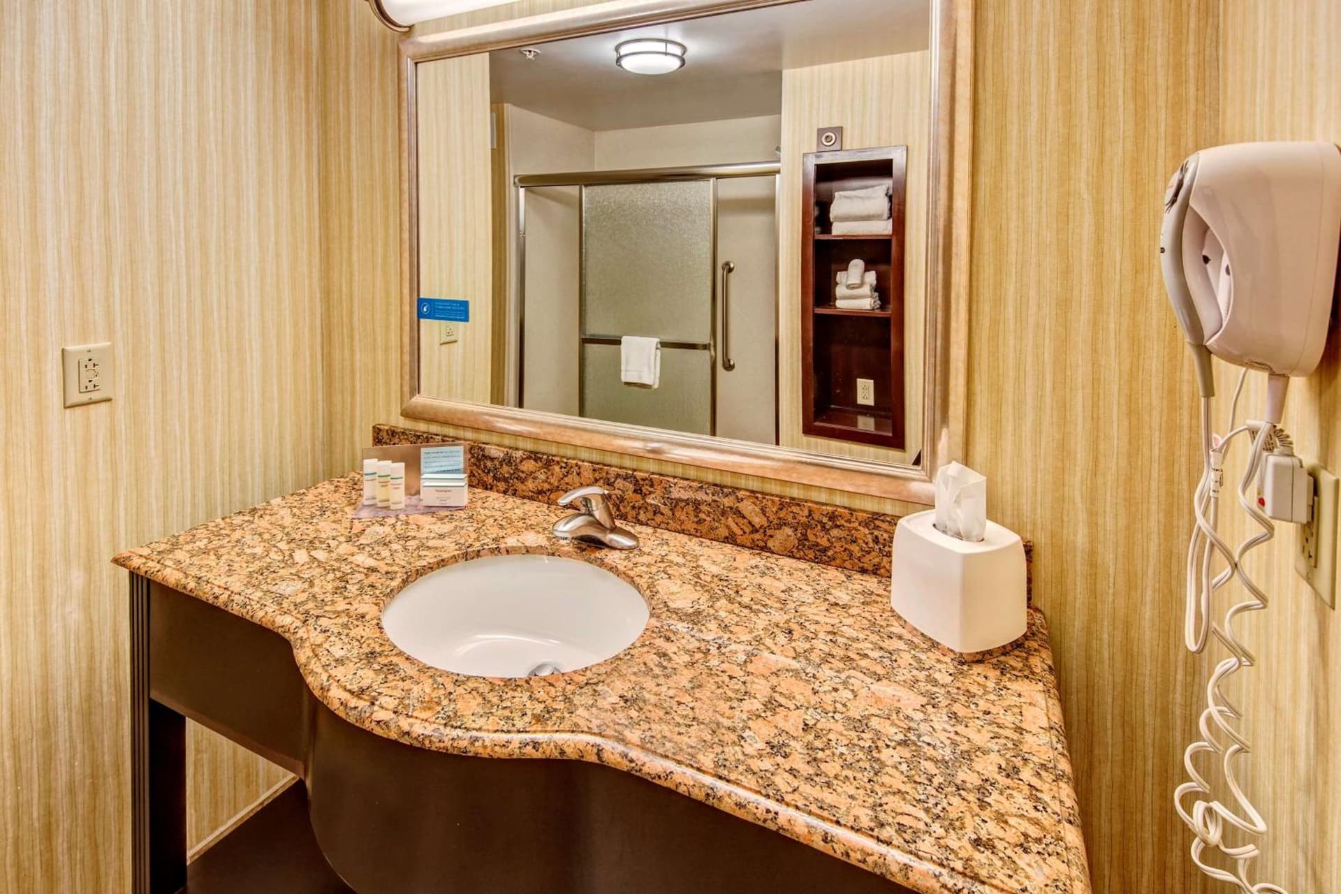 Hampton Inn Rochester - Irondequoit gallery photo in Rochester, NY — image 4
