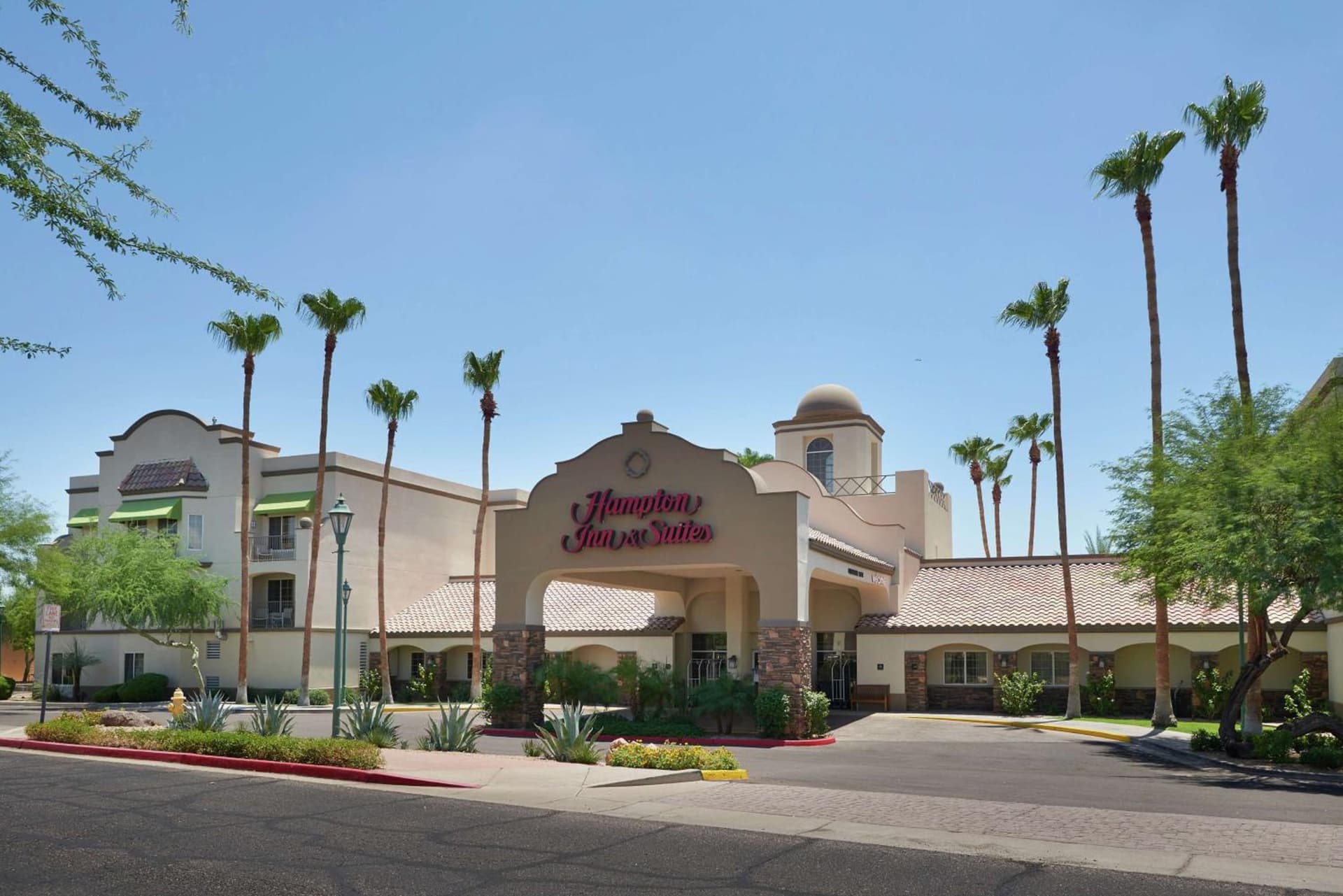 Hampton Inn & Suites Phoenix/Scottsdale interior in Scottsdale, AZ — gallery photo 2
