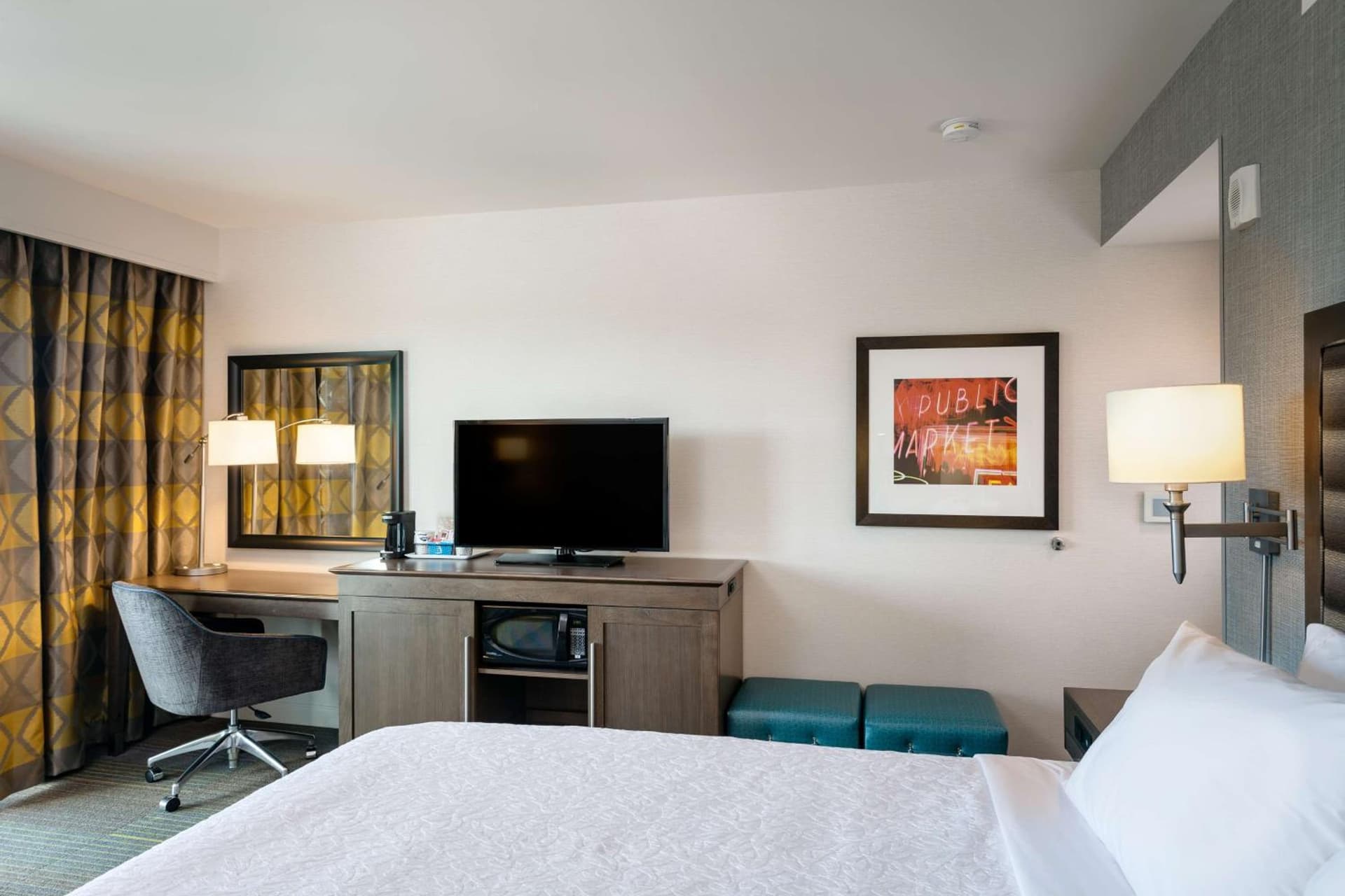 Hampton Inn & Suites by Hilton Seattle/Northgate gallery photo in Seattle, WA — image 7