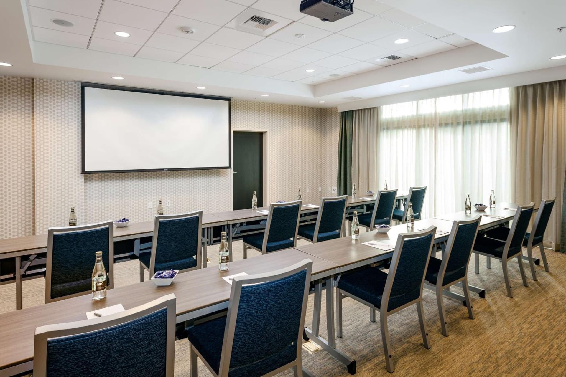 Hampton Inn & Suites by Hilton Seattle/Northgate gallery photo in Seattle, WA — image 6