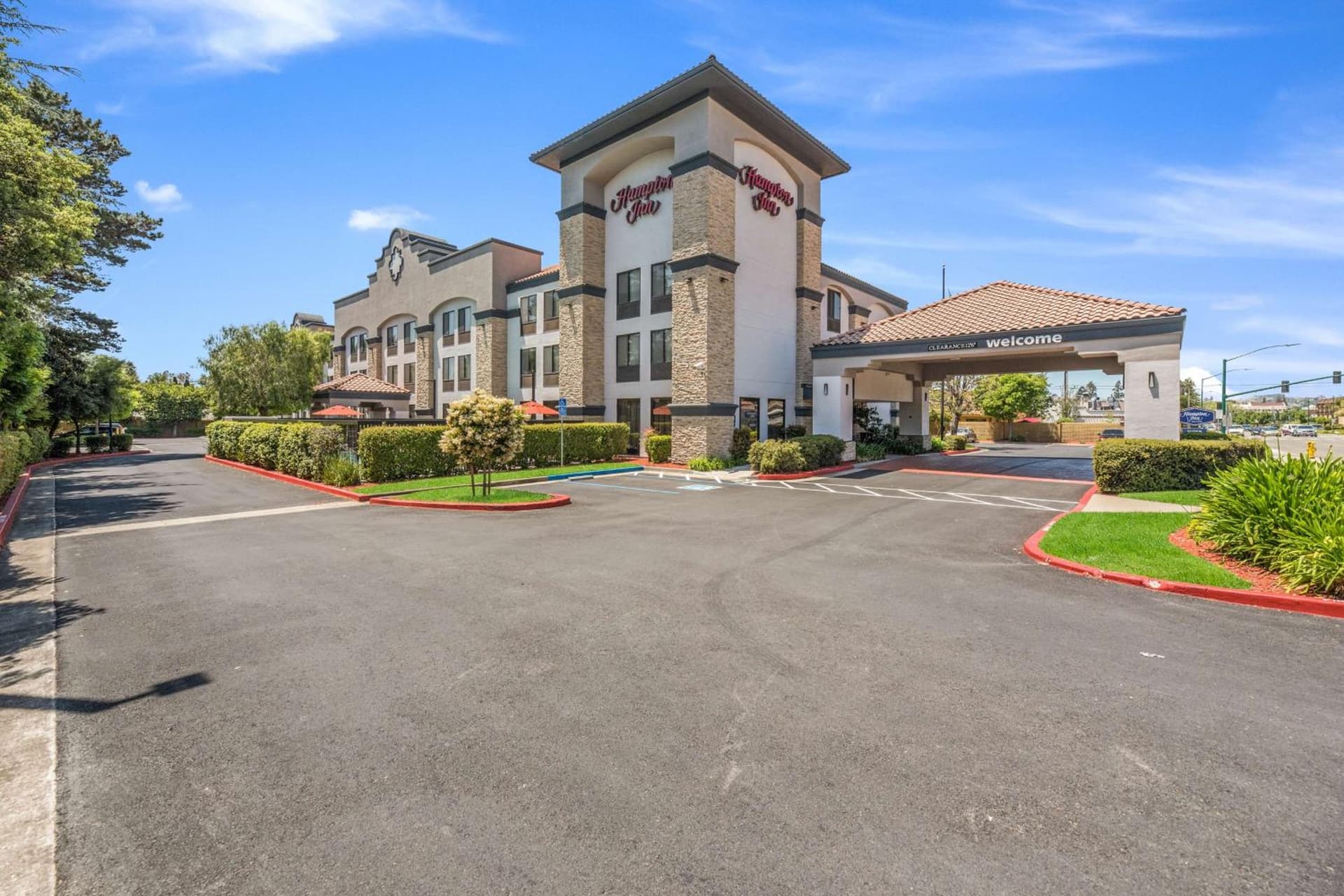 Hampton Inn Oakland-Hayward property views in Hayward, CA — gallery photo 3