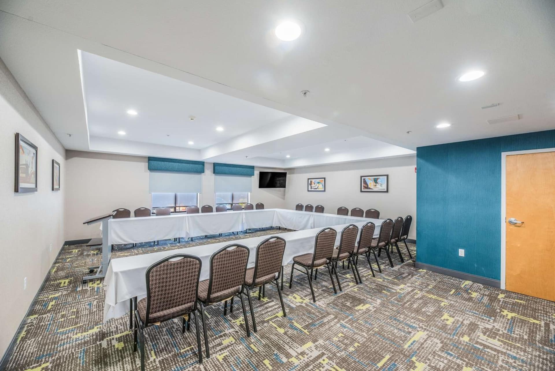 Hampton Inn Oakland-Hayward property views in Hayward, CA — gallery photo 3