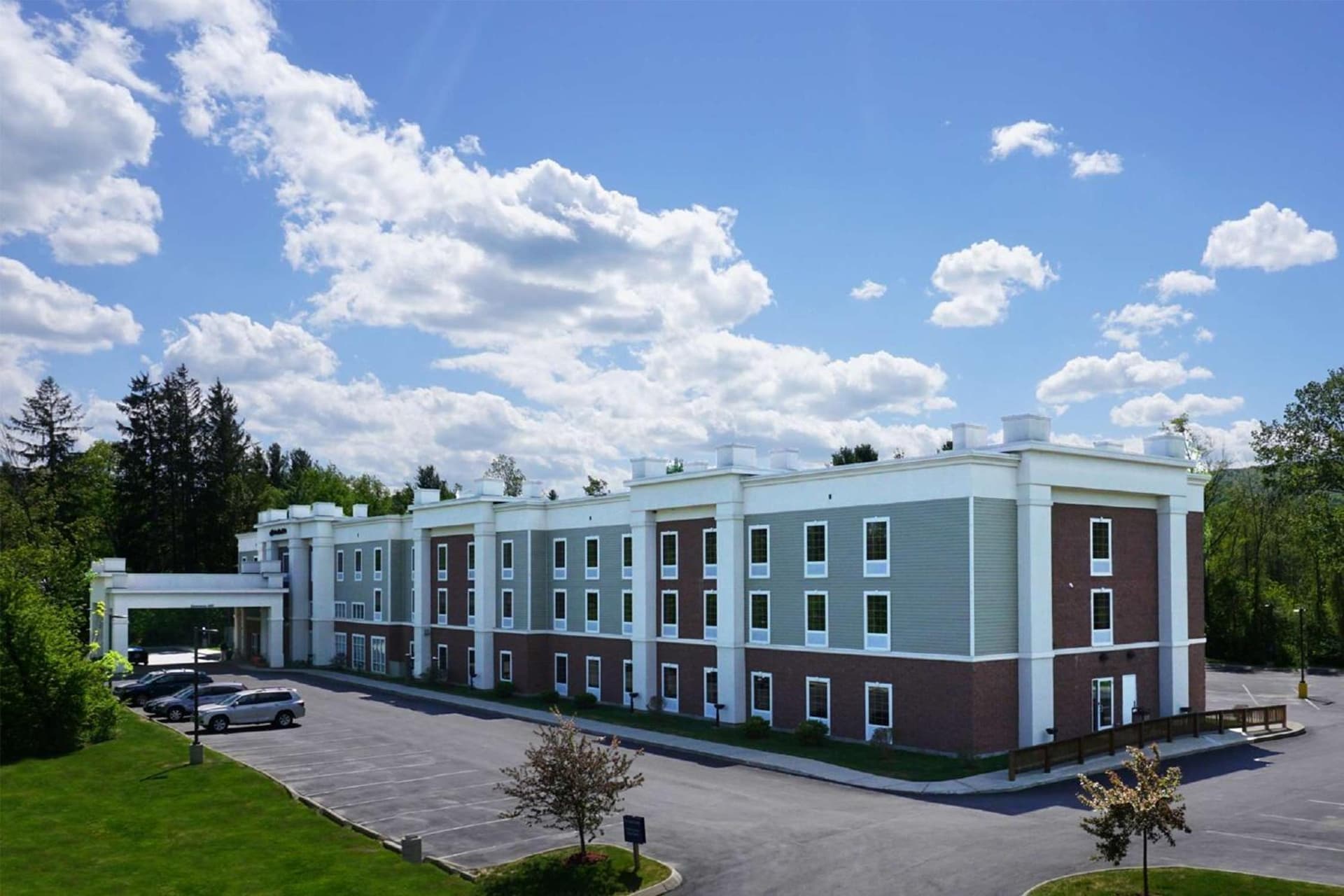 Hampton Inn & Suites Berkshires-Lenox interior in Lenox — gallery photo 2