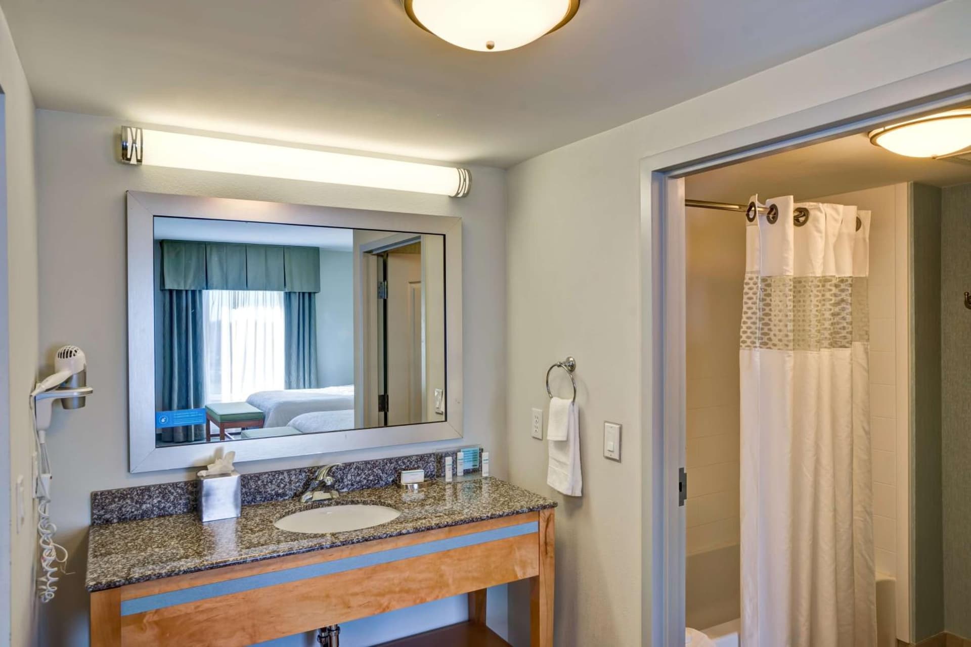 Hampton Inn & Suites Sarasota / Bradenton - Airport gallery photo in Sarasota, FL — image 17