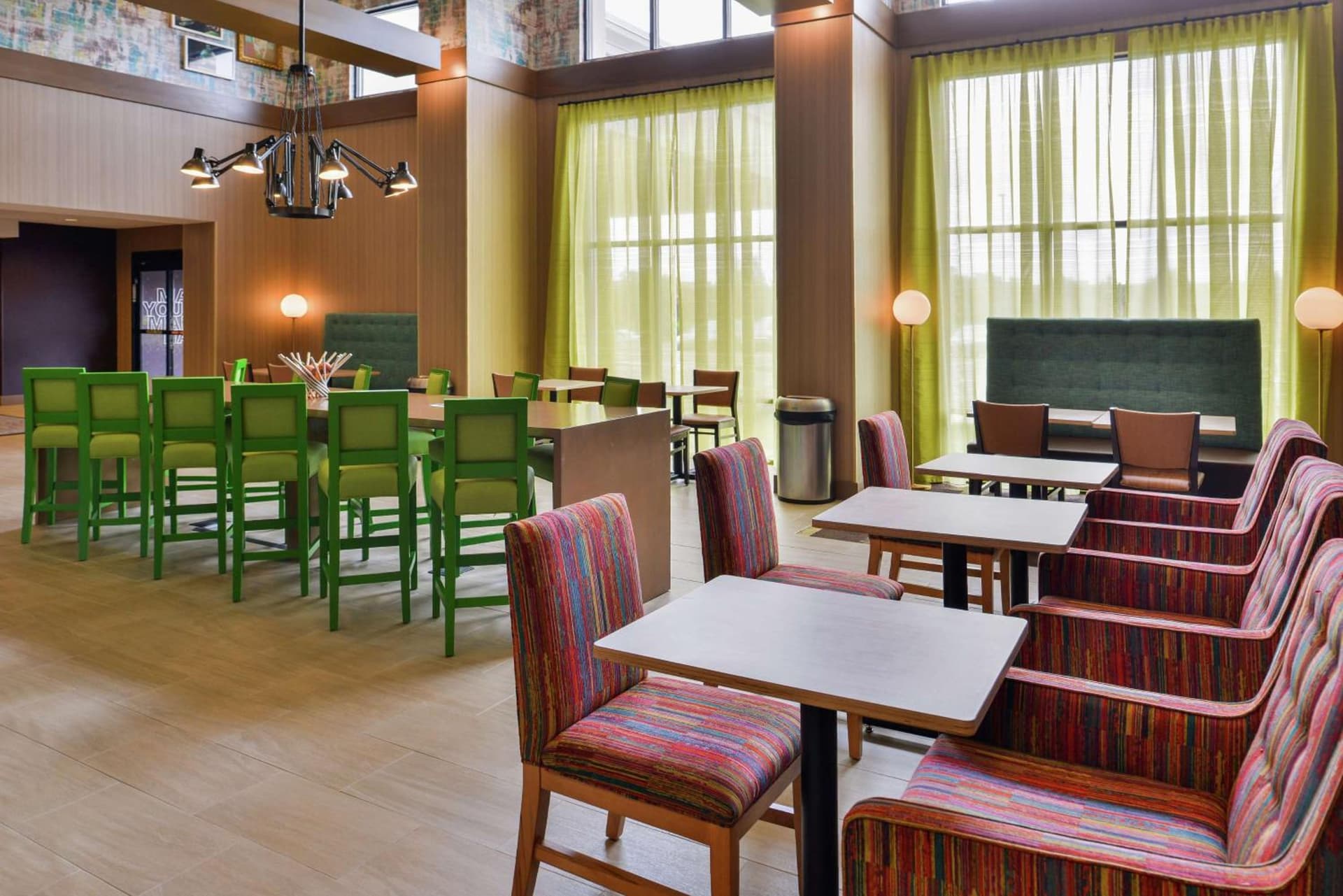 Hampton Inn & Suites Saint Paul Oakdale Woodbury gallery photo in Woodbury, MN — image 10