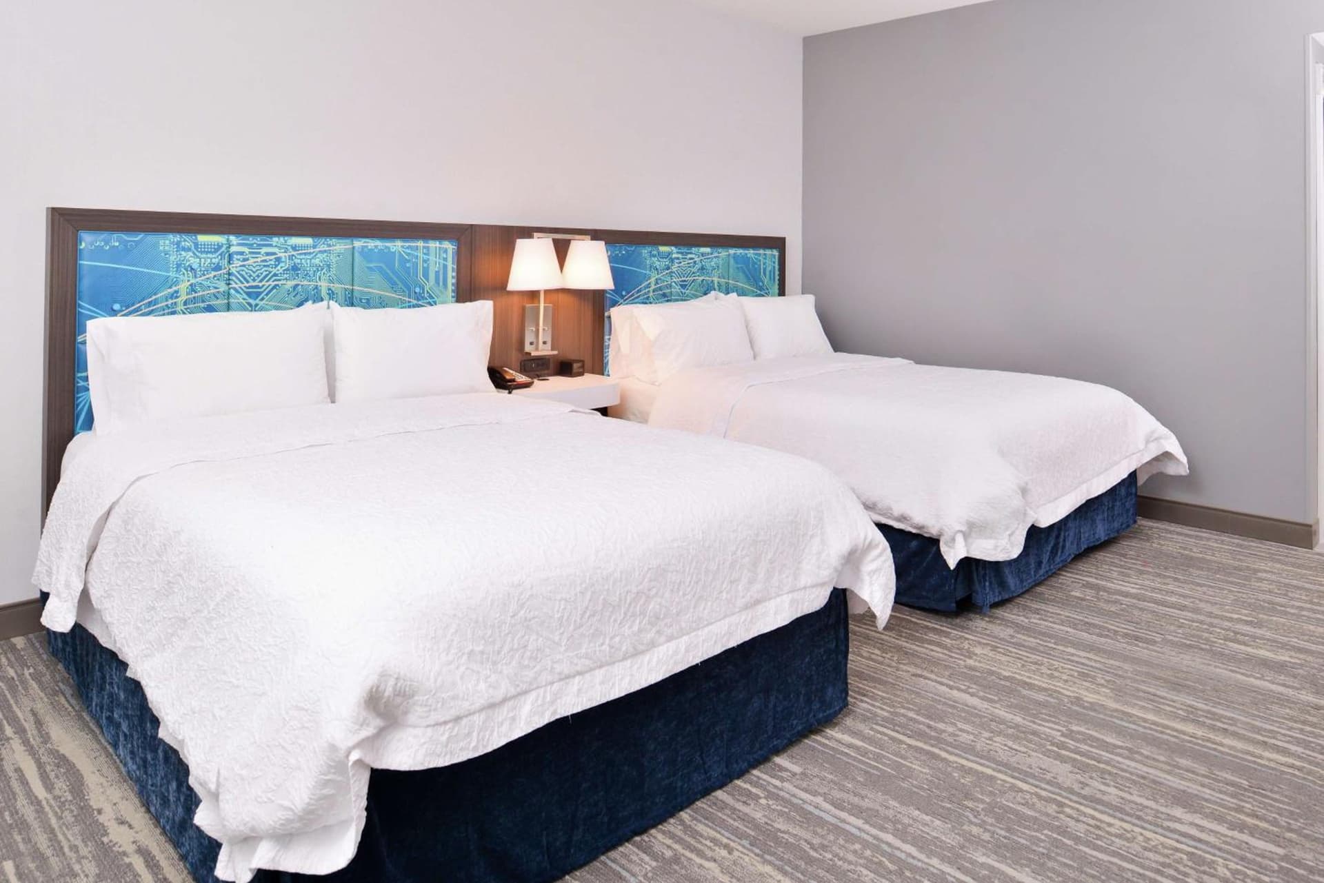 Hampton Inn & Suites Saint Paul Oakdale Woodbury gallery photo in Woodbury, MN — image 25