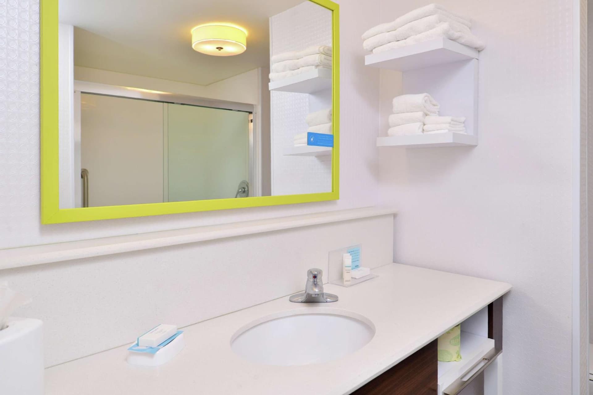 Hampton Inn & Suites Saint Paul Oakdale Woodbury gallery photo in Woodbury, MN — image 9