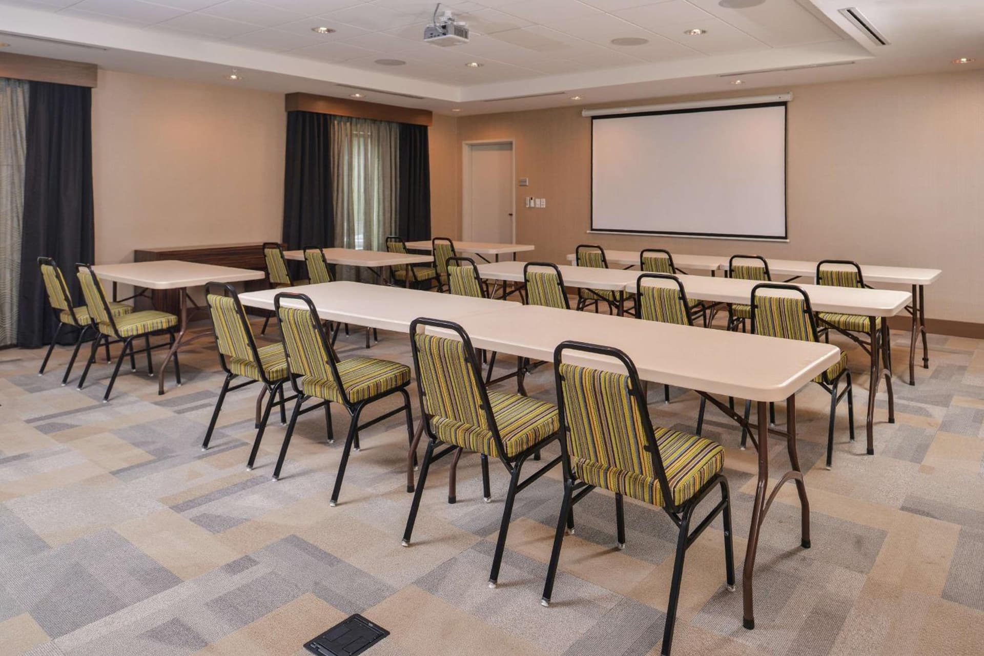 Hampton Inn & Suites Saint Paul Oakdale Woodbury interior in Woodbury, MN — gallery photo 2