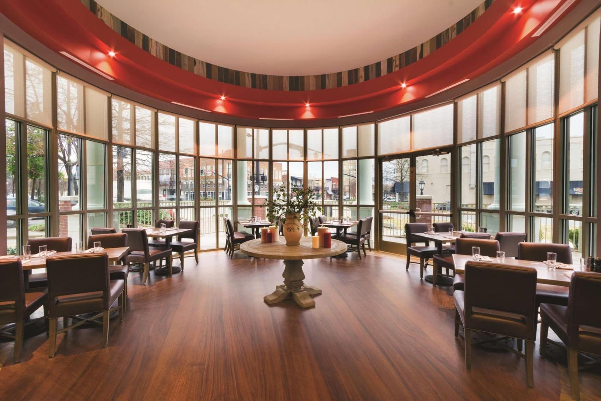 Embassy Suites by Hilton Tuscaloosa Alabama Downtown gallery photo in Tuscaloosa, AL — image 8
