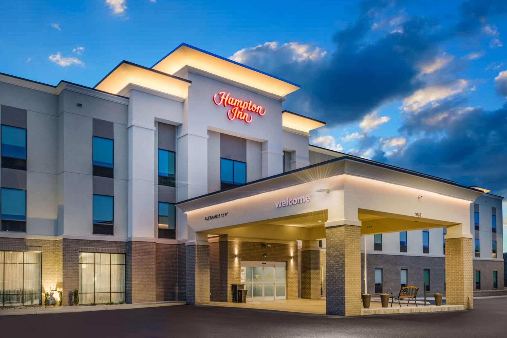 Hampton Inn Newport interior in Newport, TN — gallery photo 2