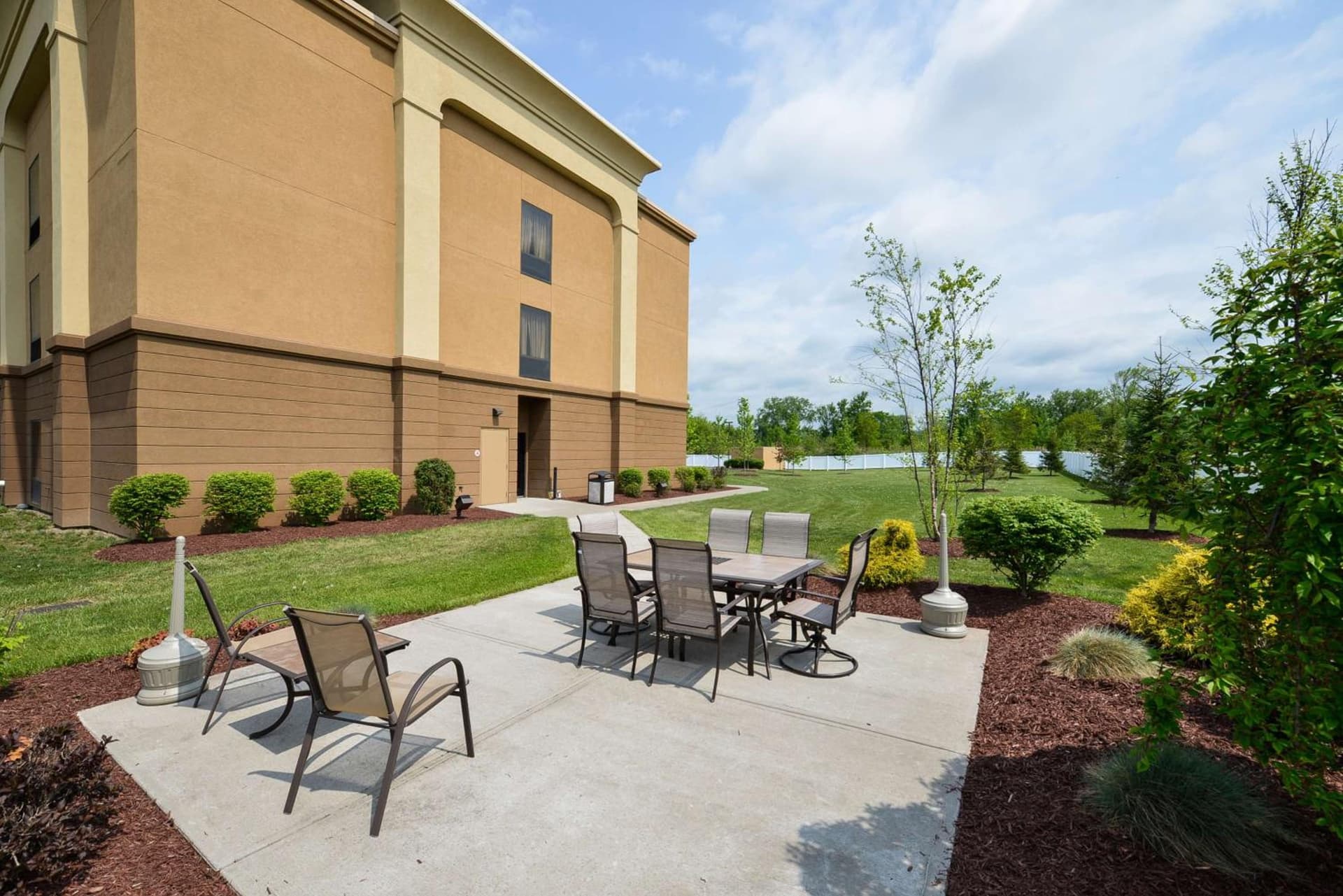 Hampton Inn Utica interior in Utica, NY — gallery photo 2