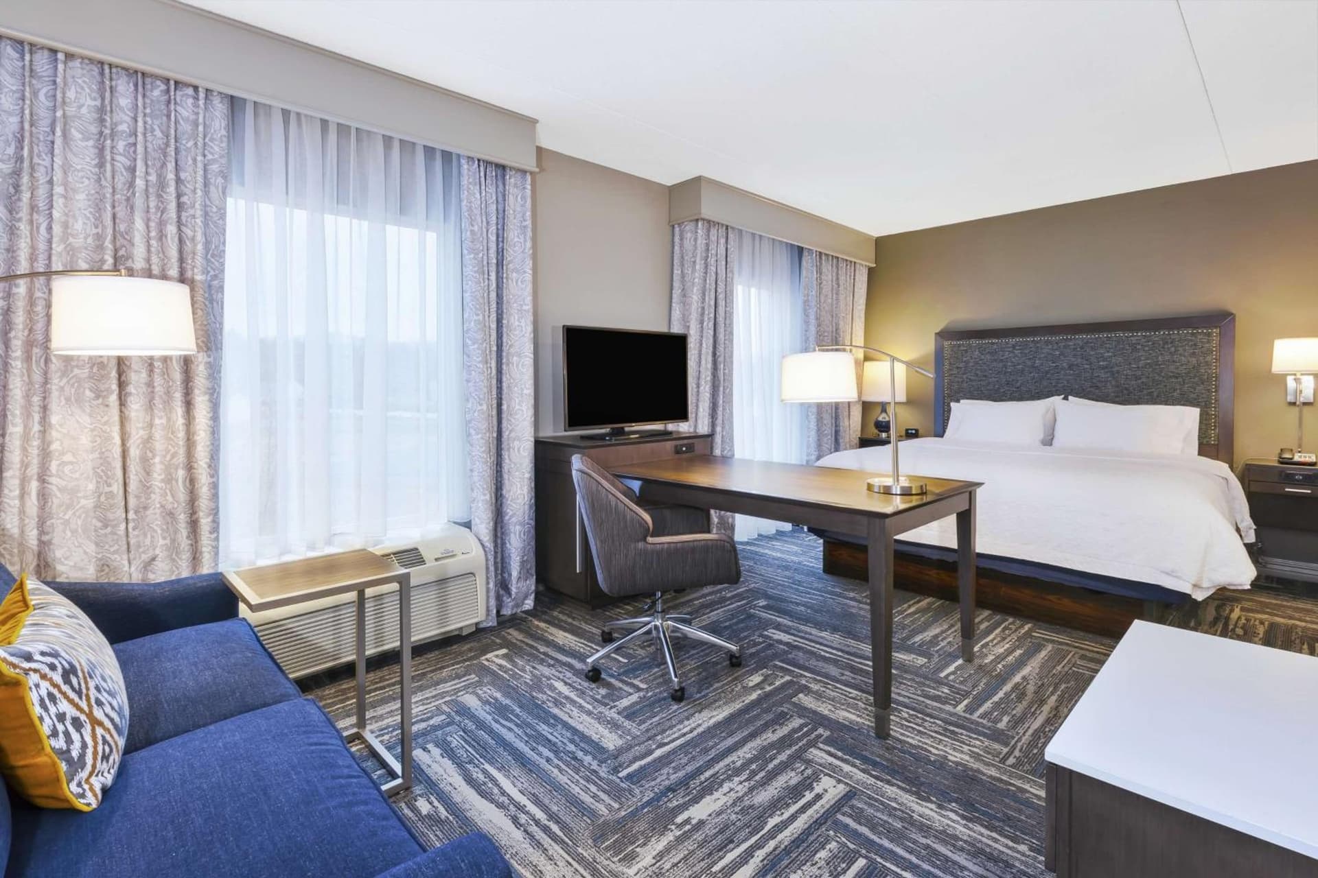 Hampton Inn & Suites Wells-Ogunquit interior in Wells — gallery photo 2