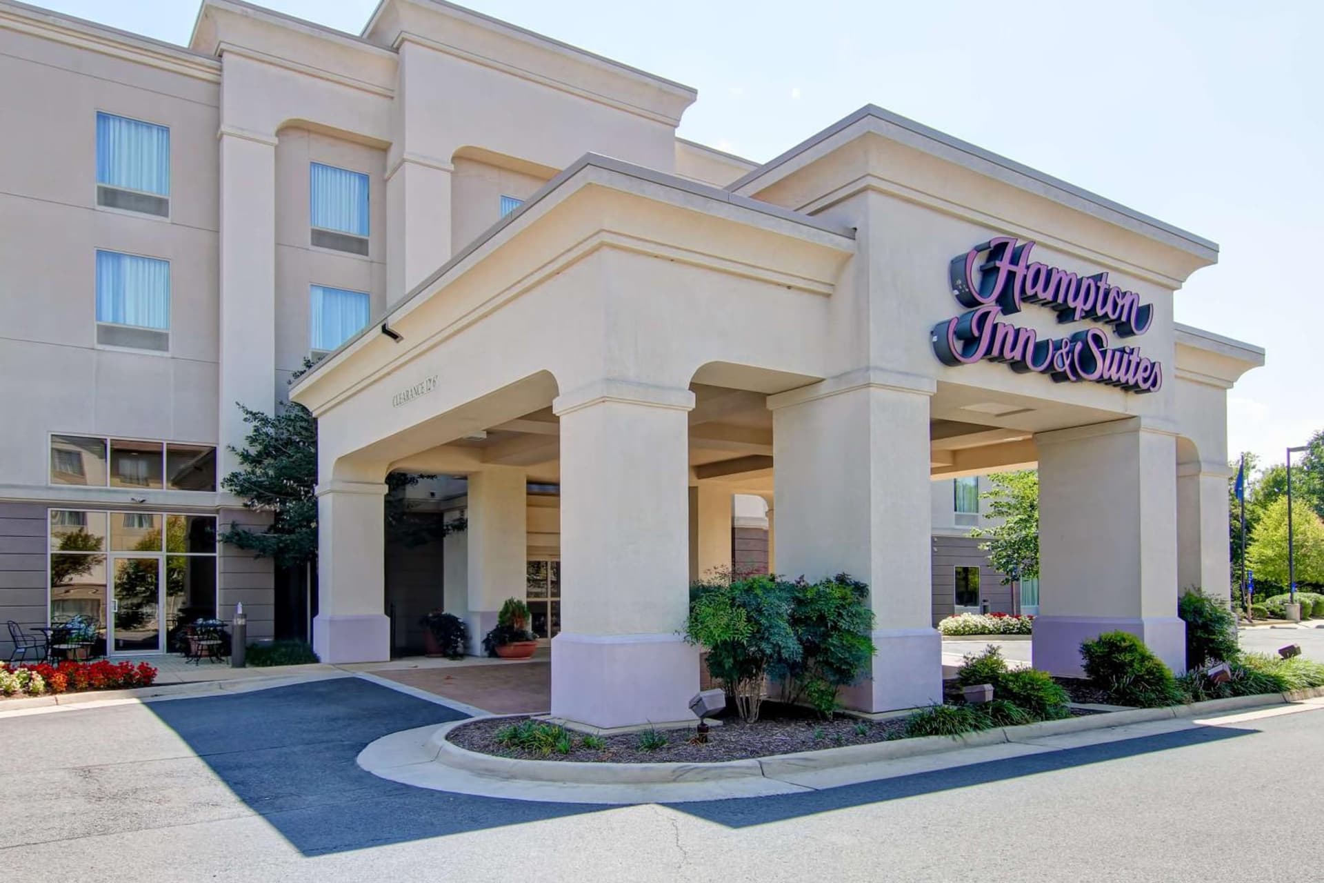 Hampton Inn & Suites Leesburg interior in Leesburg, VA — gallery photo 2